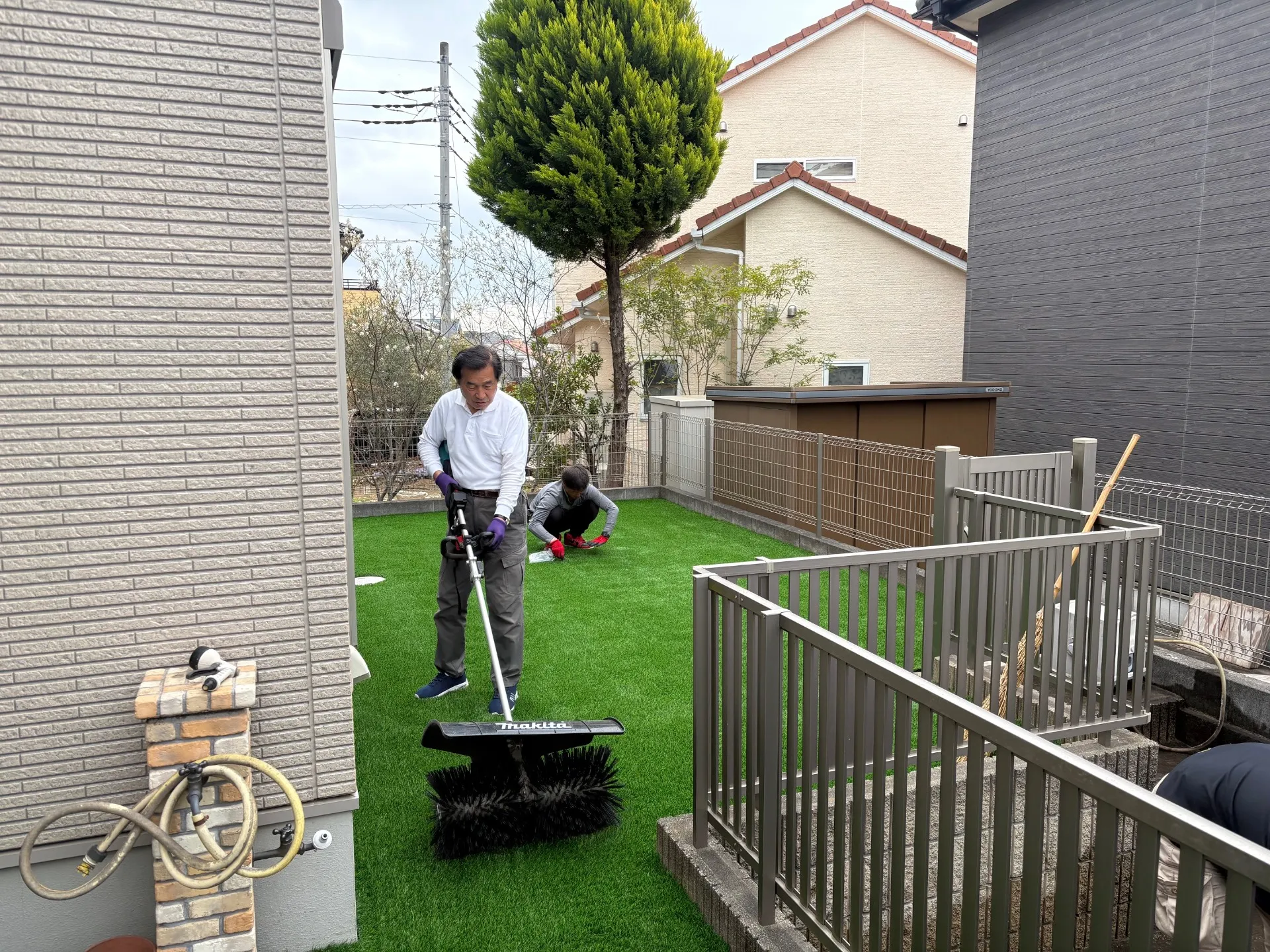 仕上げにブラッシングして芝生を起こしてあげます。