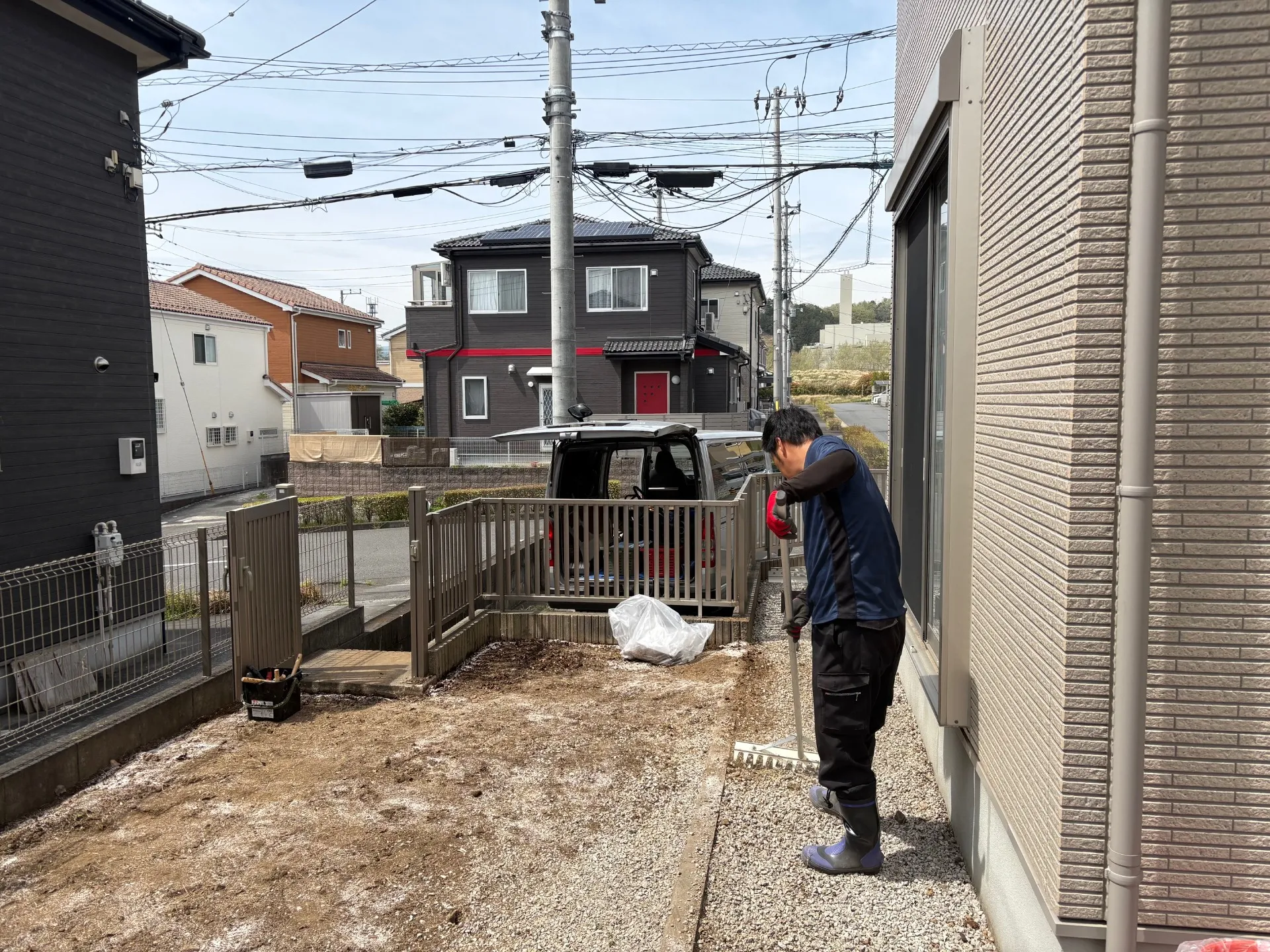 芝生を剥がして整地していきます