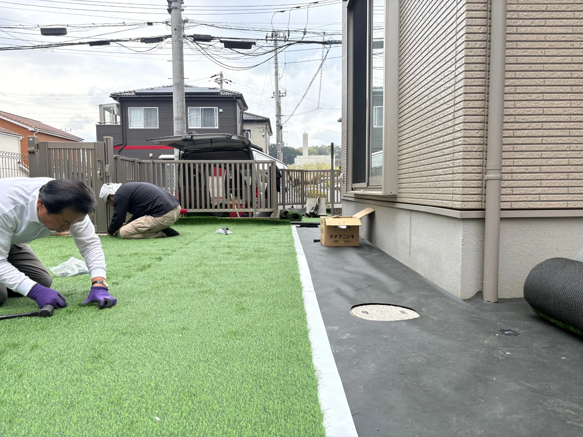 継目が見えないように人工芝を丁寧に繋ぎ合わせます。