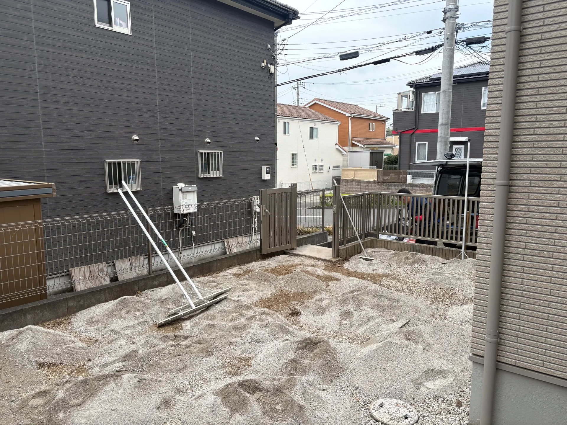 下地砂を全面に敷き詰めます。