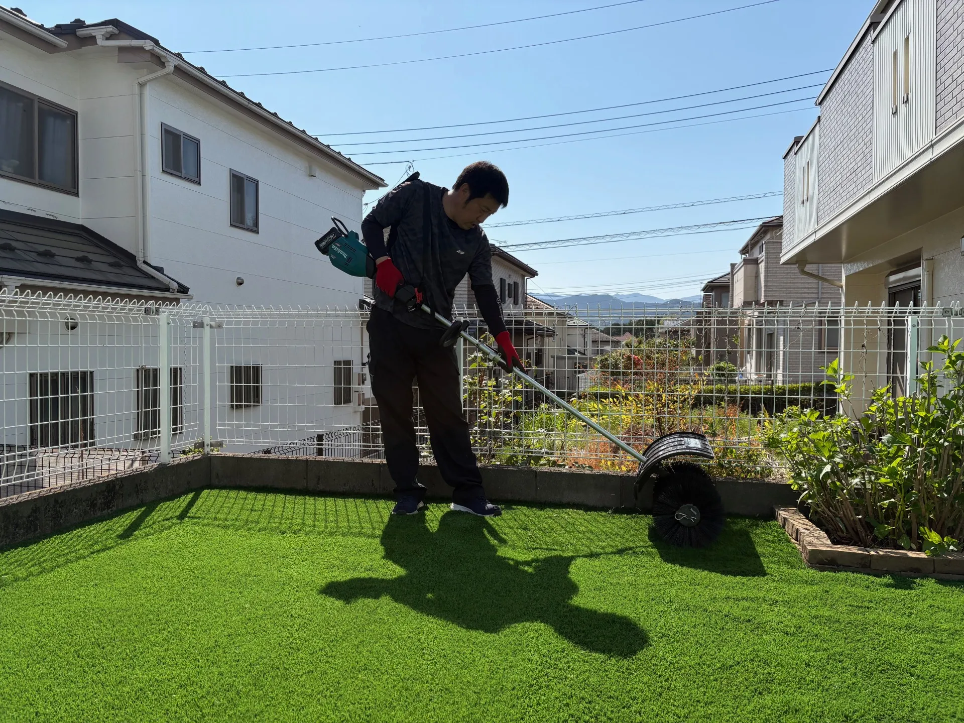 仕上げにブラッシングして芝生を起こしてあげます。