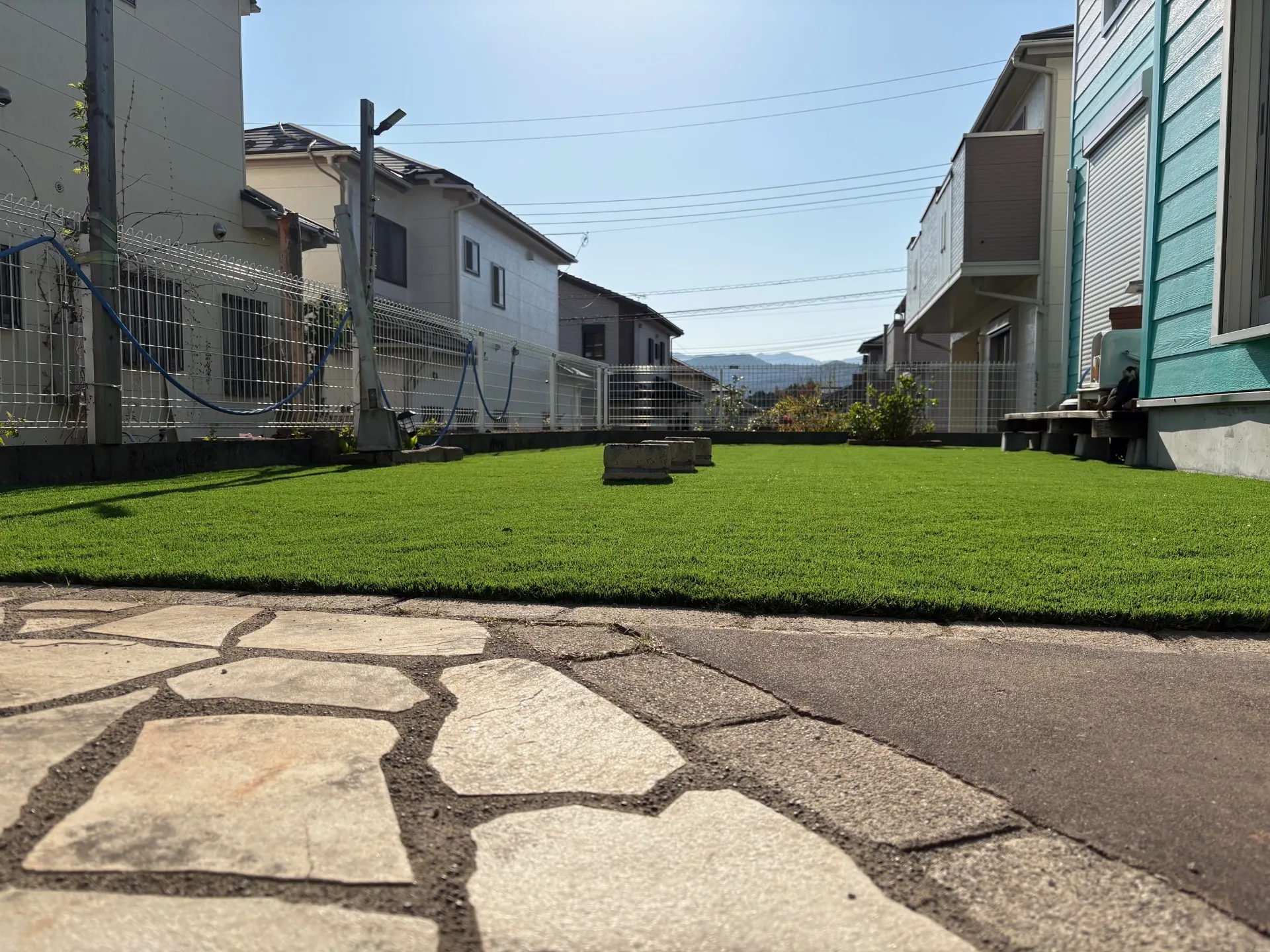 【埼玉｜毛呂山町 人工芝ドッグラン施工事例】DIYの庭からプロ施工へ｜愛犬が走り回る“完全ノーメンテ庭”を2日で実現