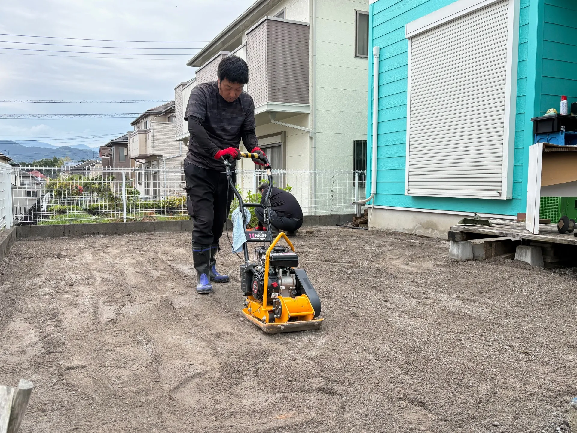 転圧して整地していきます