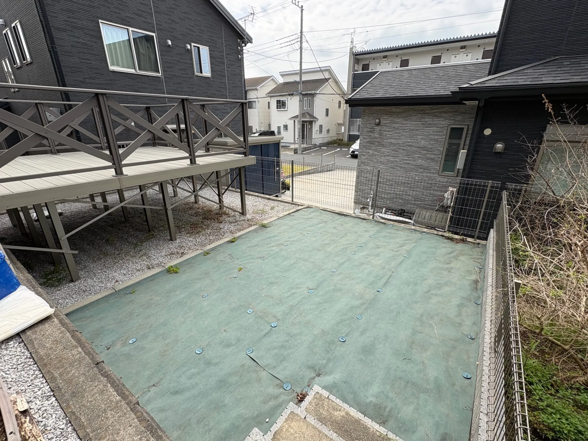 土の部分は防草シートで雑草対策されていました。