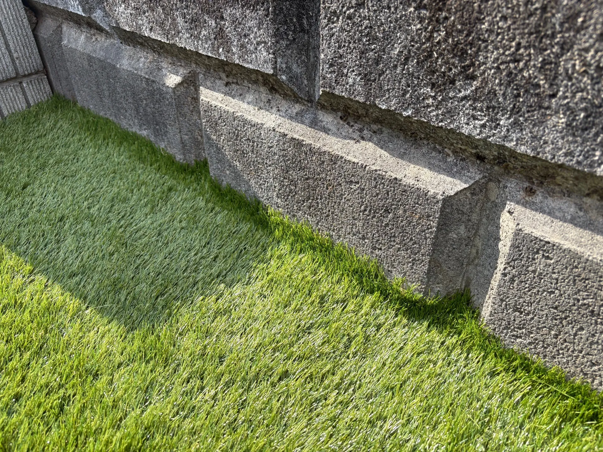 ブロック塀の隙間も出来ないように人工芝をカット