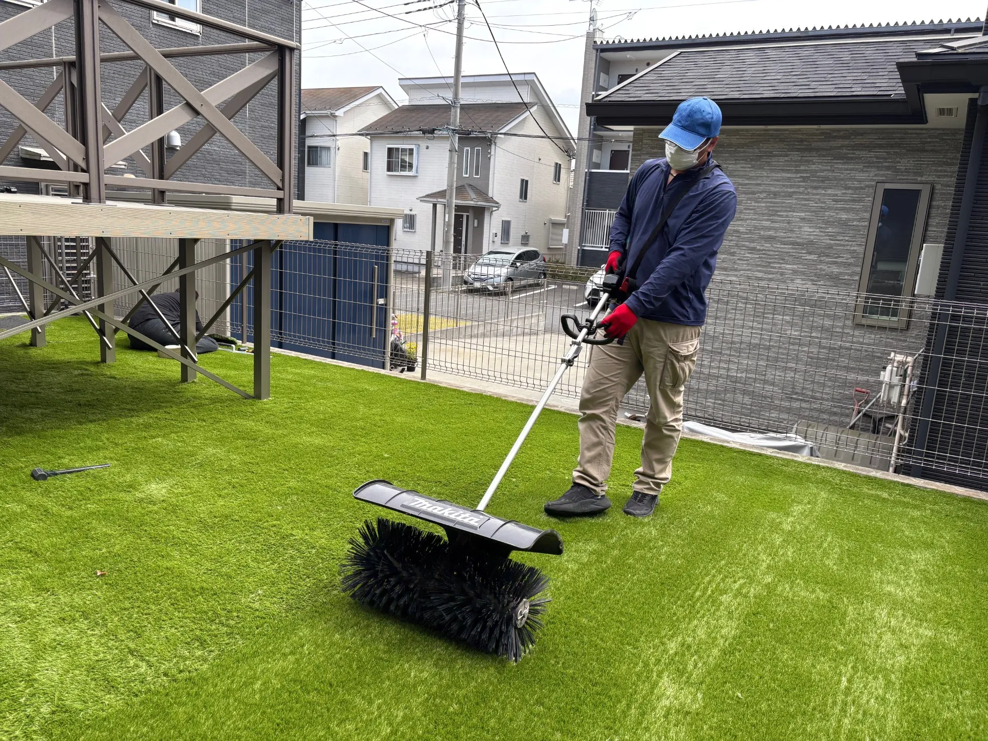 仕上げにブラッシングして芝生を起こしてあげます。