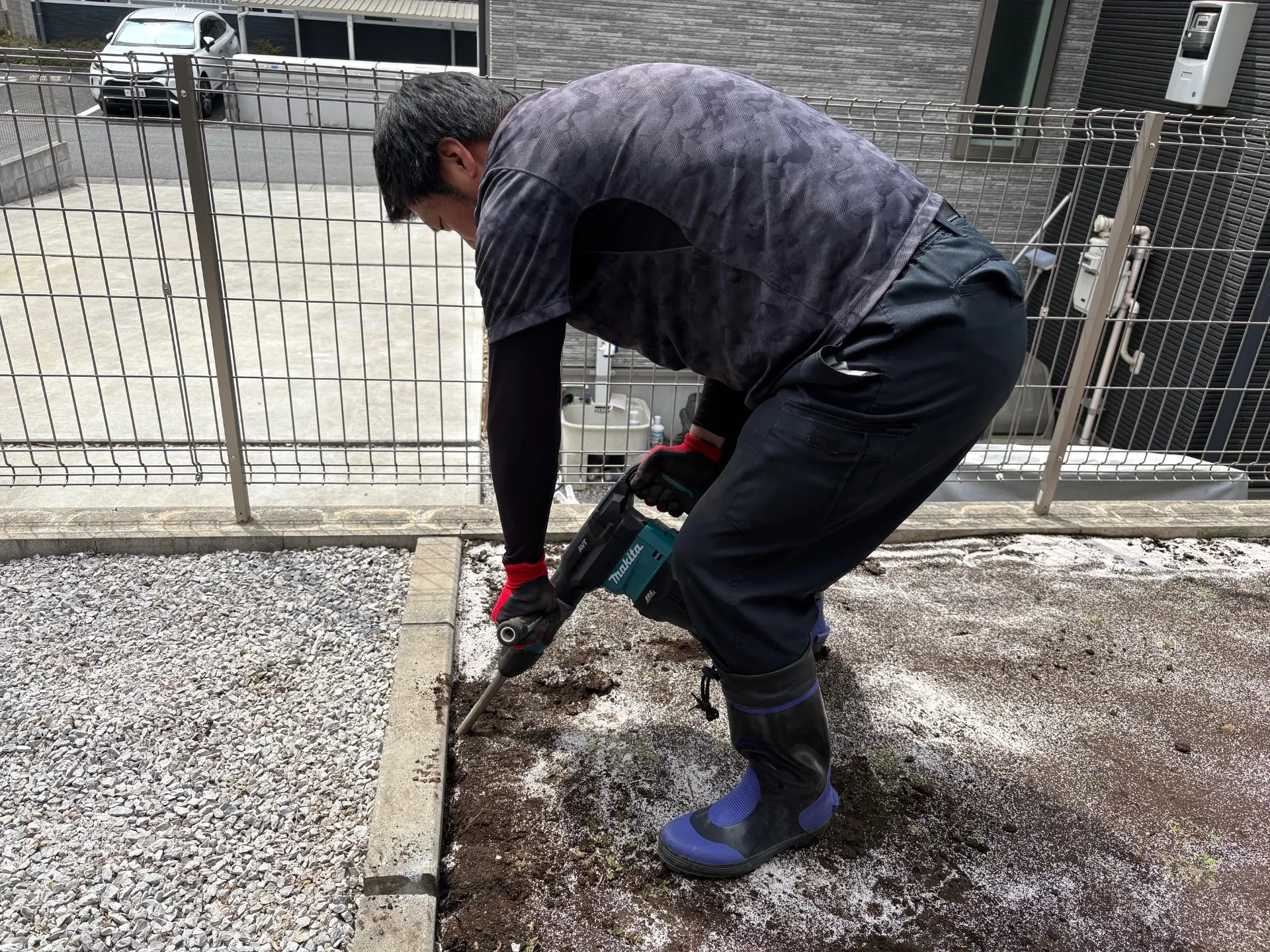 縁石を撤去します。