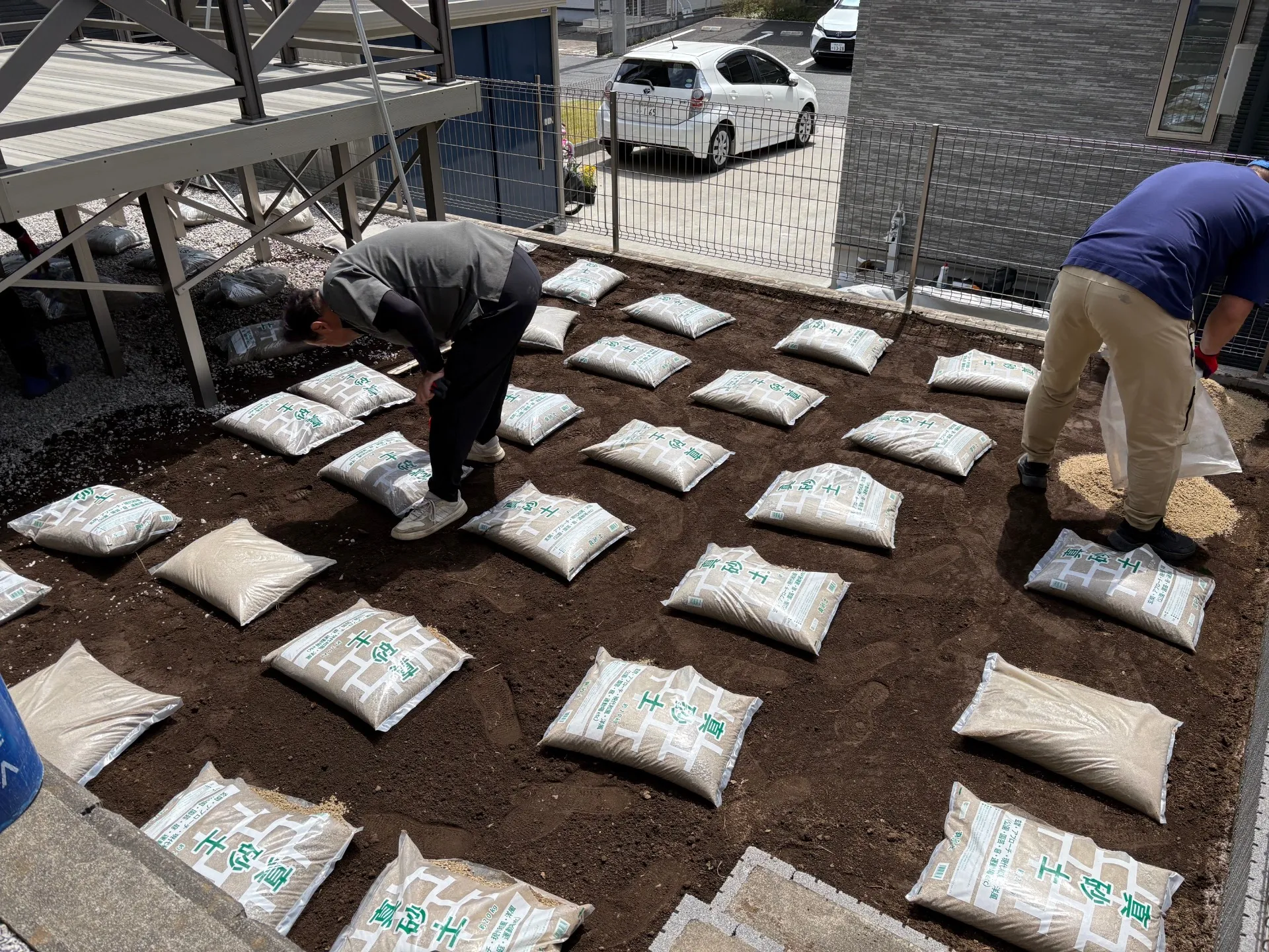 下地砂を1.8トン搬入