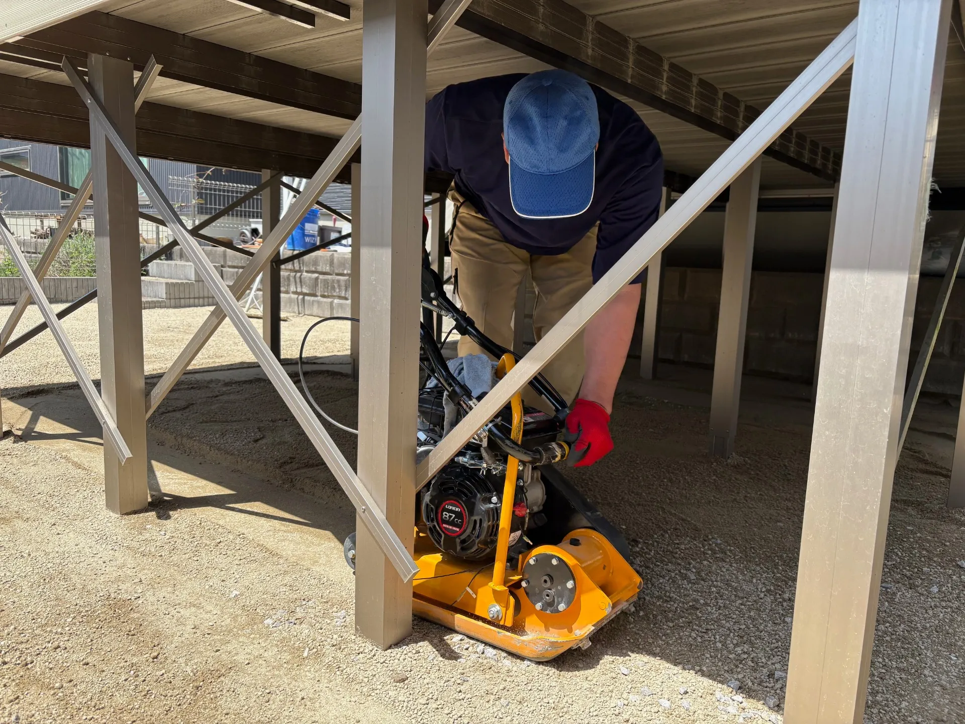 デッキの下も丁寧に転圧