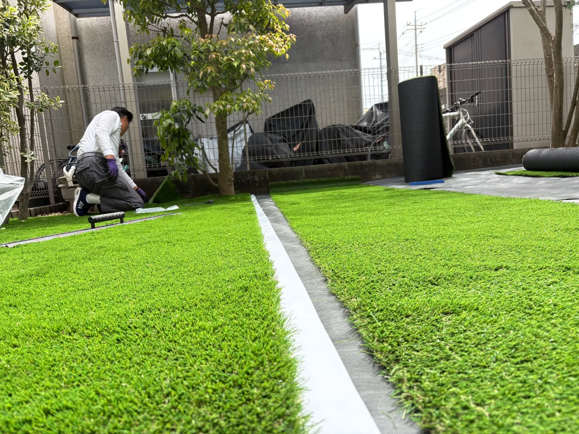 人工芝施工中