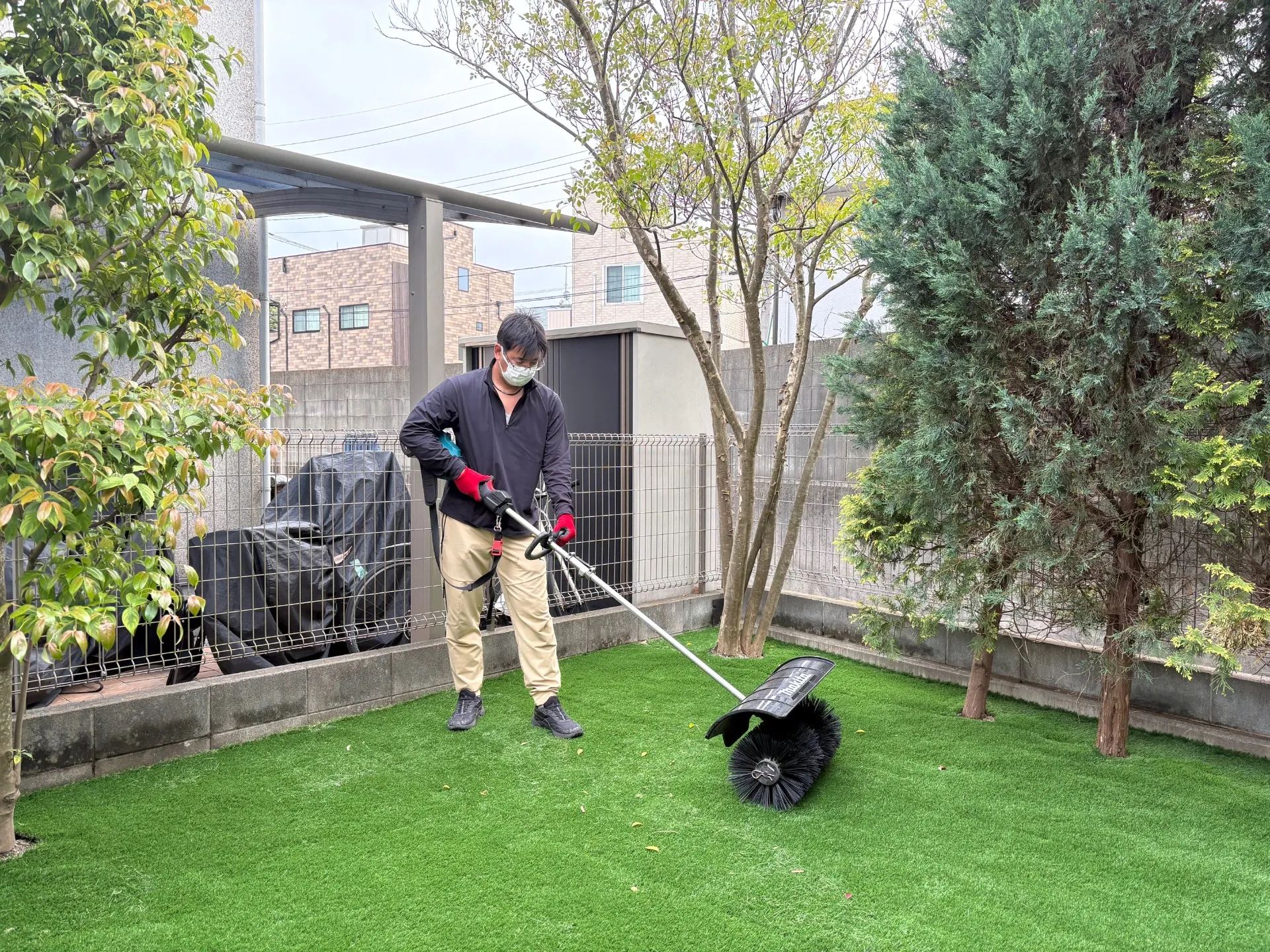 仕上げにブラッシングして芝生を起こしてあげます。