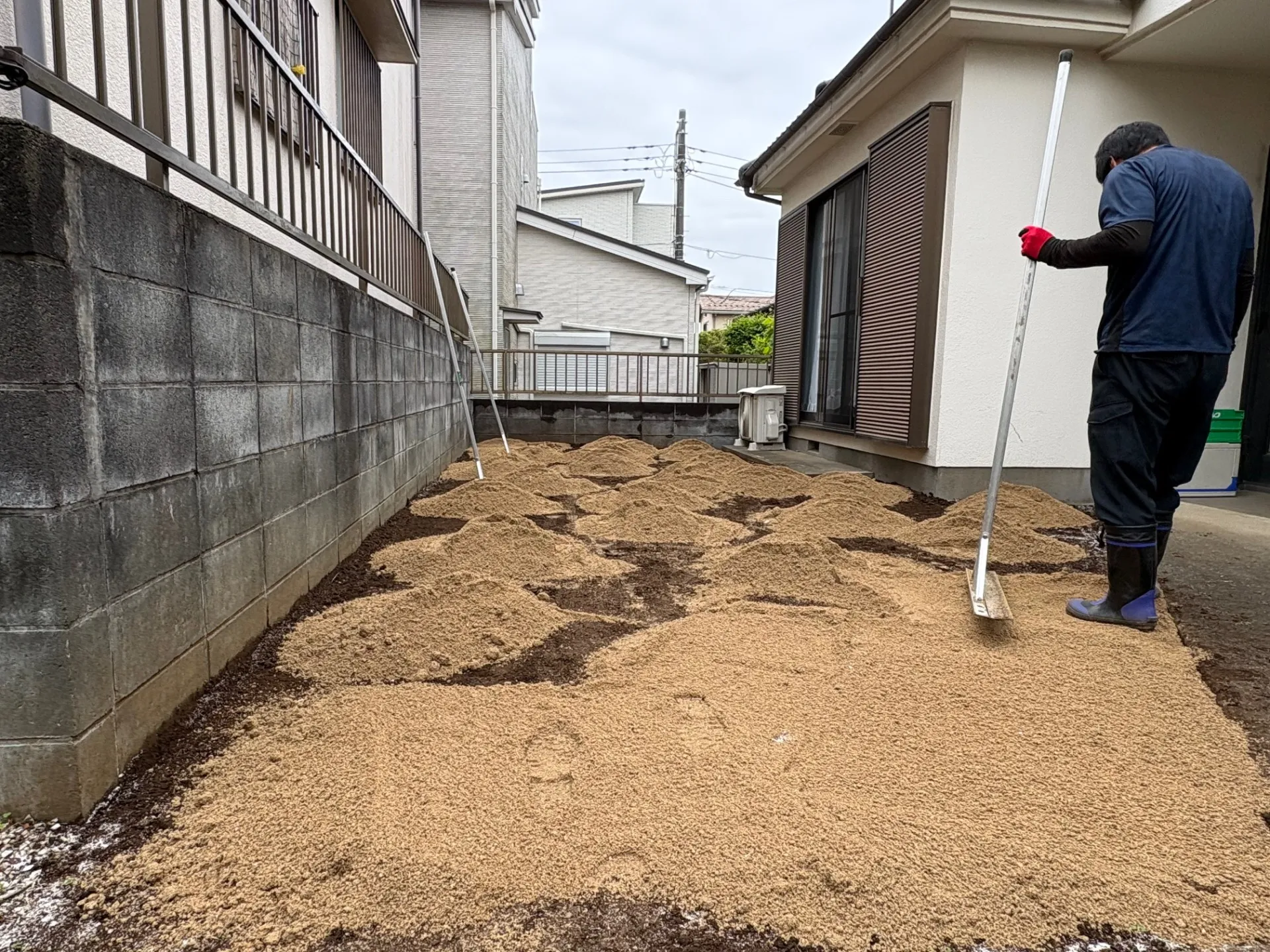 下地砂を敷き詰めます