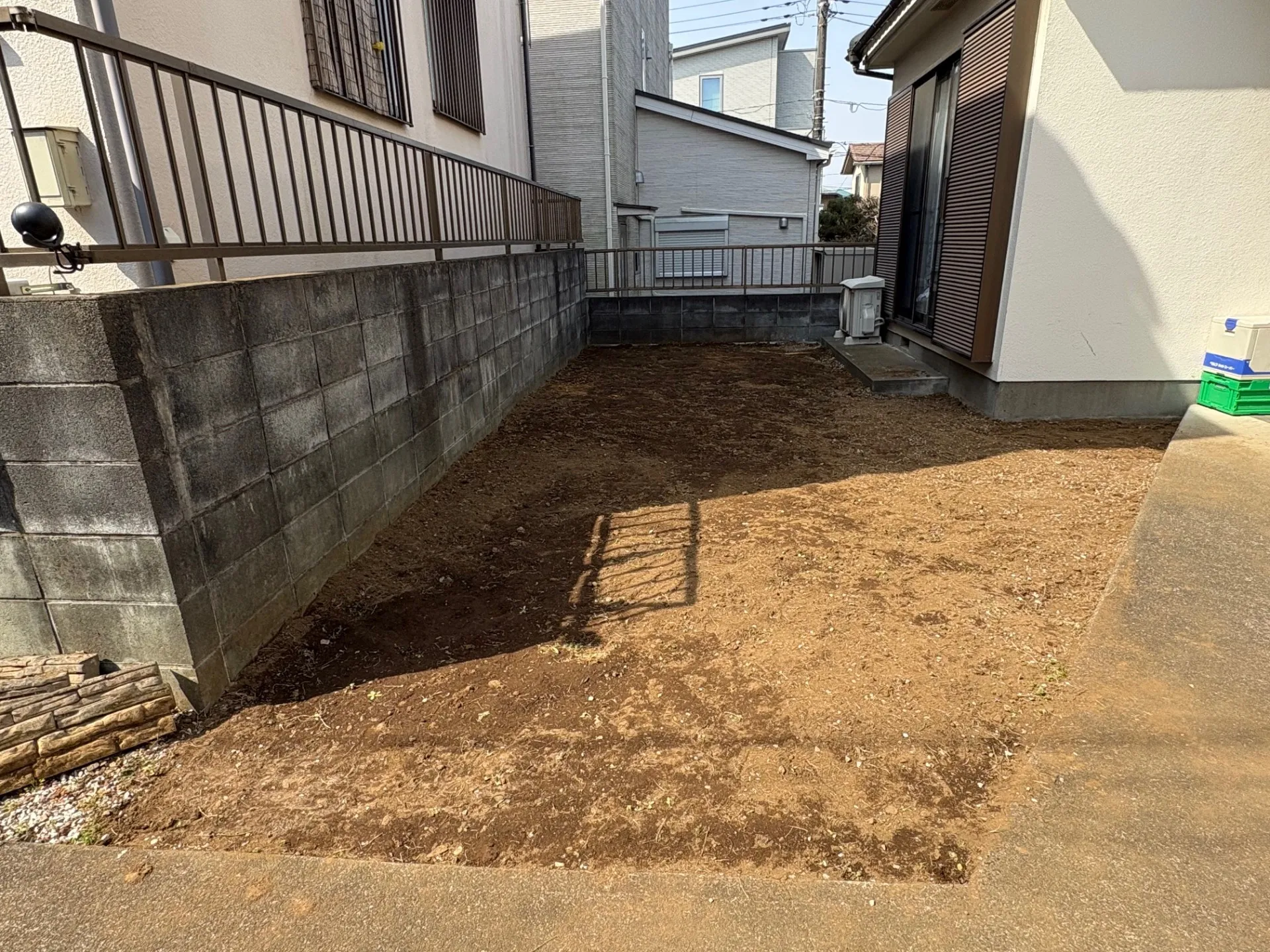 天然芝を剥がした状態のお庭