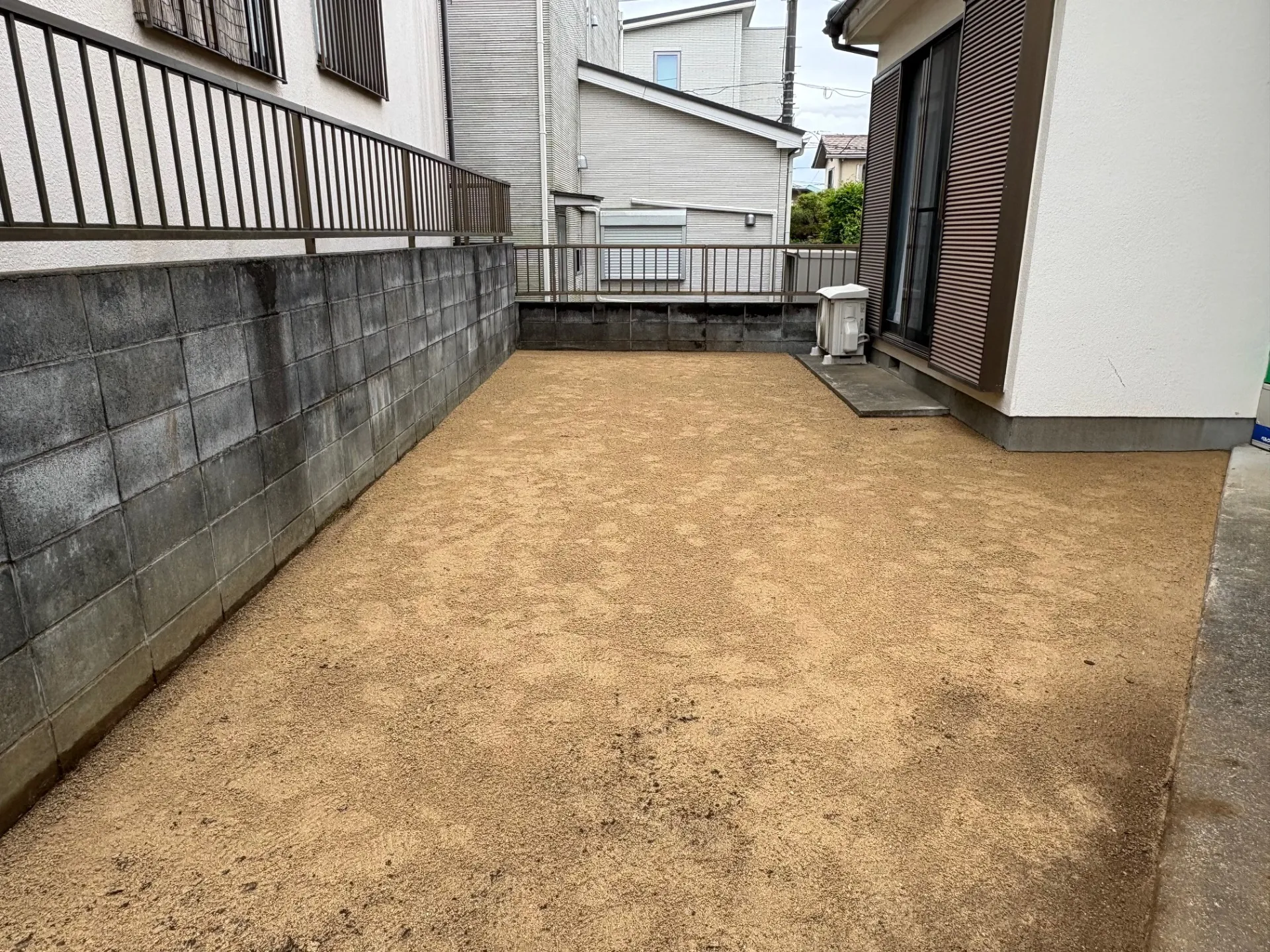 水勾配を取り水平に慣らします