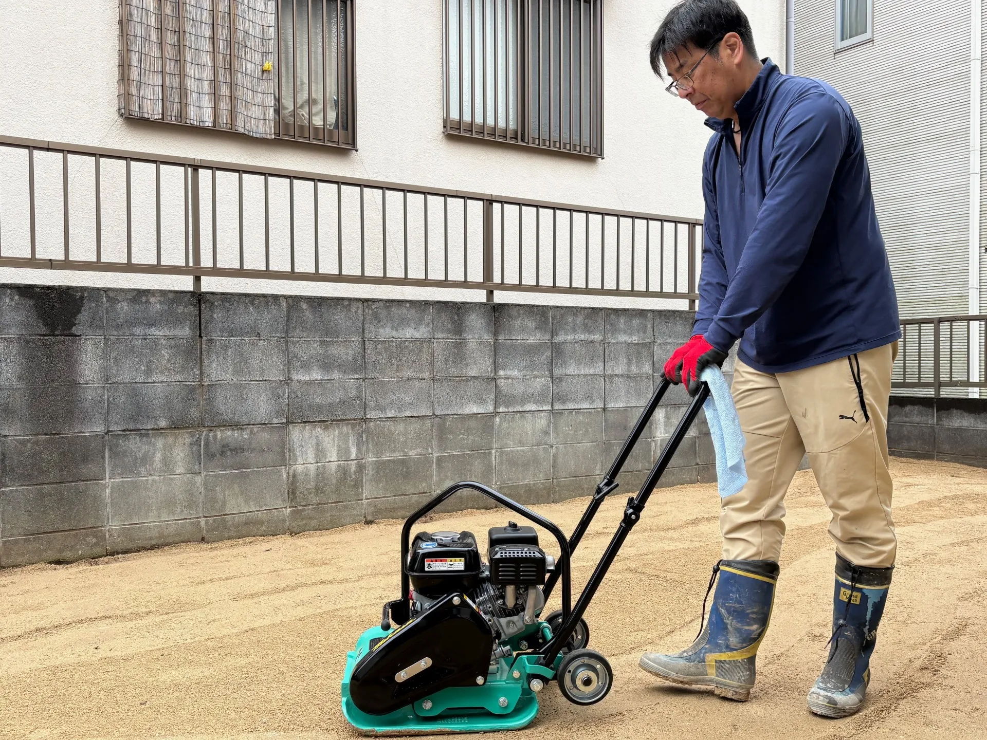 転圧機で丁寧に整地