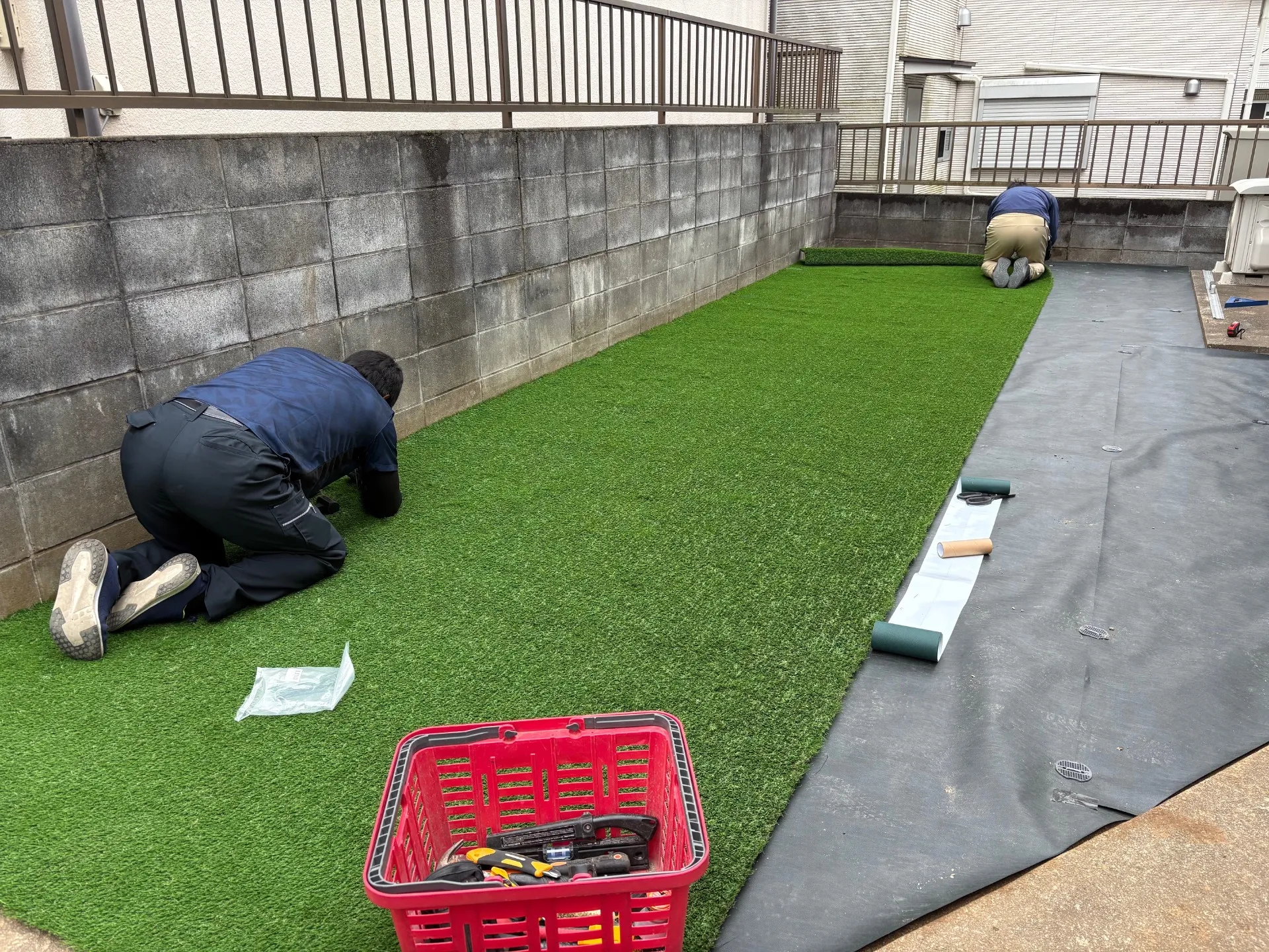 人工芝施工作業中