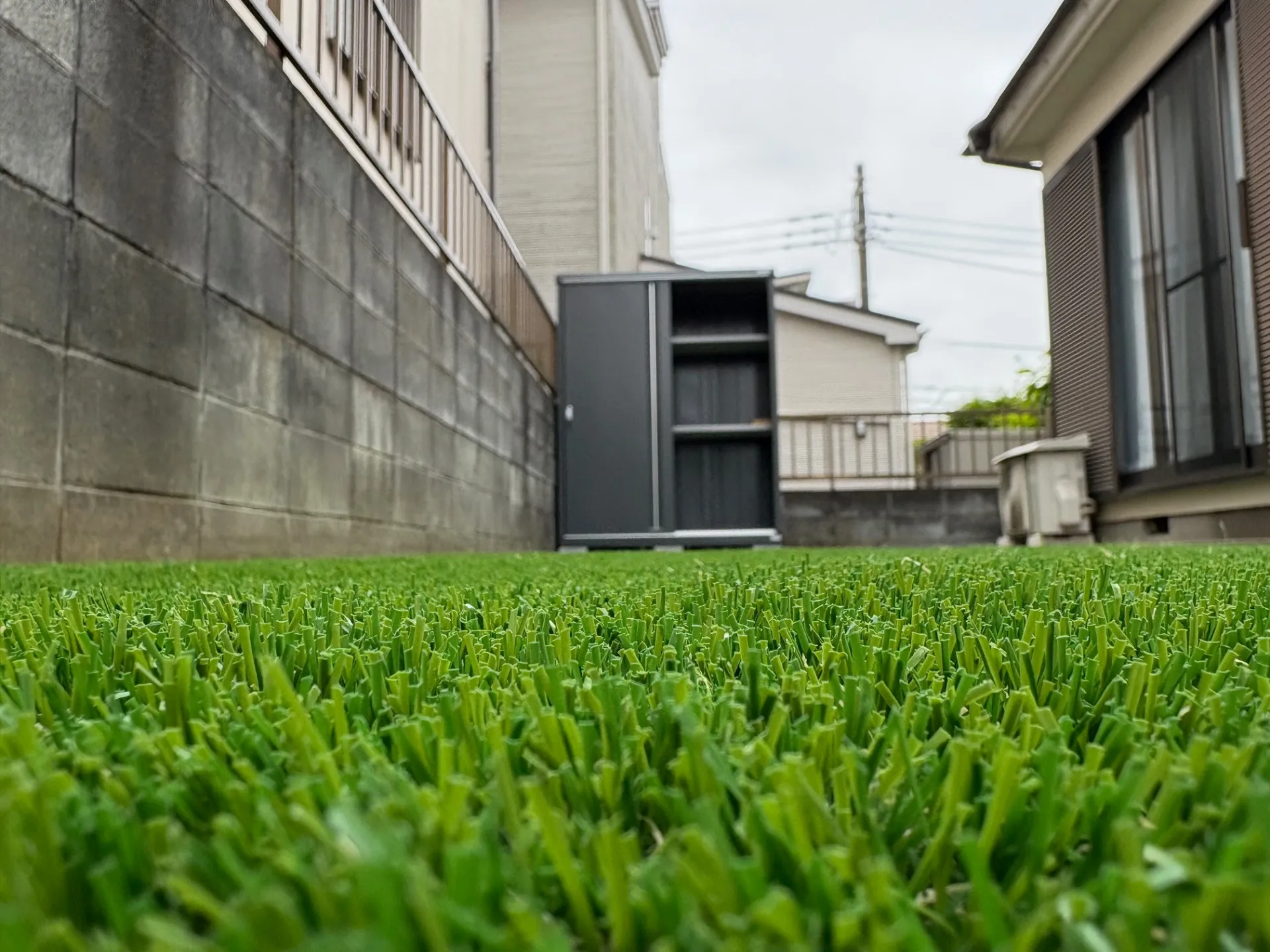 【埼玉県｜狭山市】天然芝から人工芝へ！物置も同時施工でお庭が1日で大変身｜費用を抑えた人工芝リフォーム事例