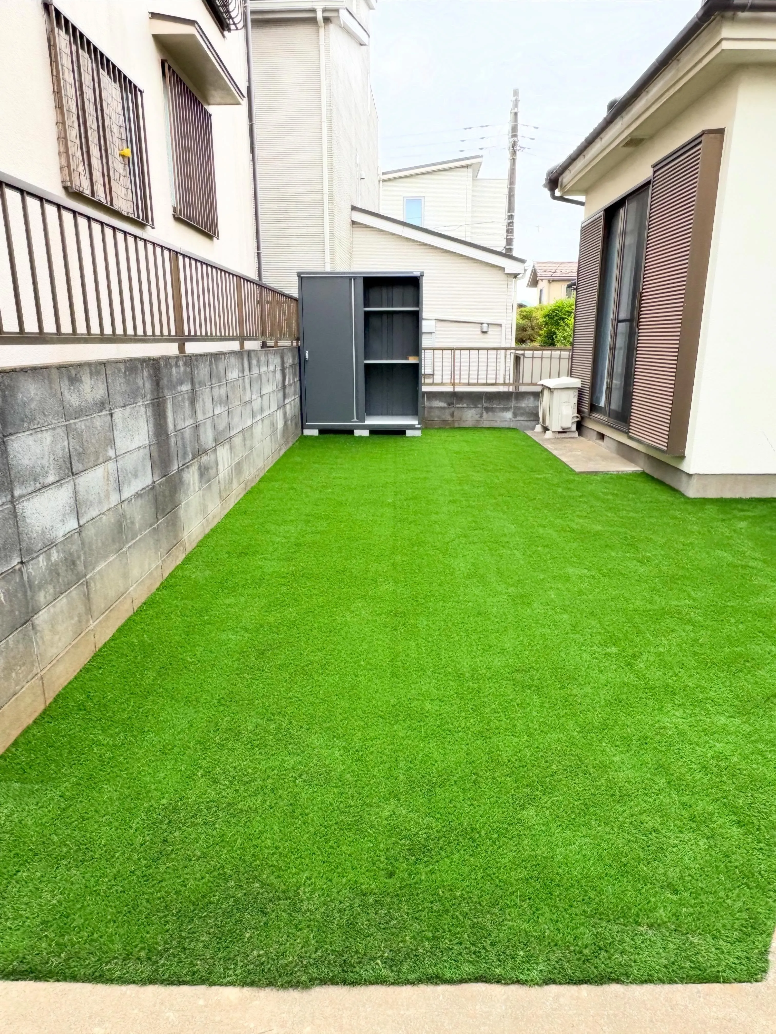 【埼玉県狭山市｜人工芝＋物置設置工事 完了👷‍♂️】✨🌱