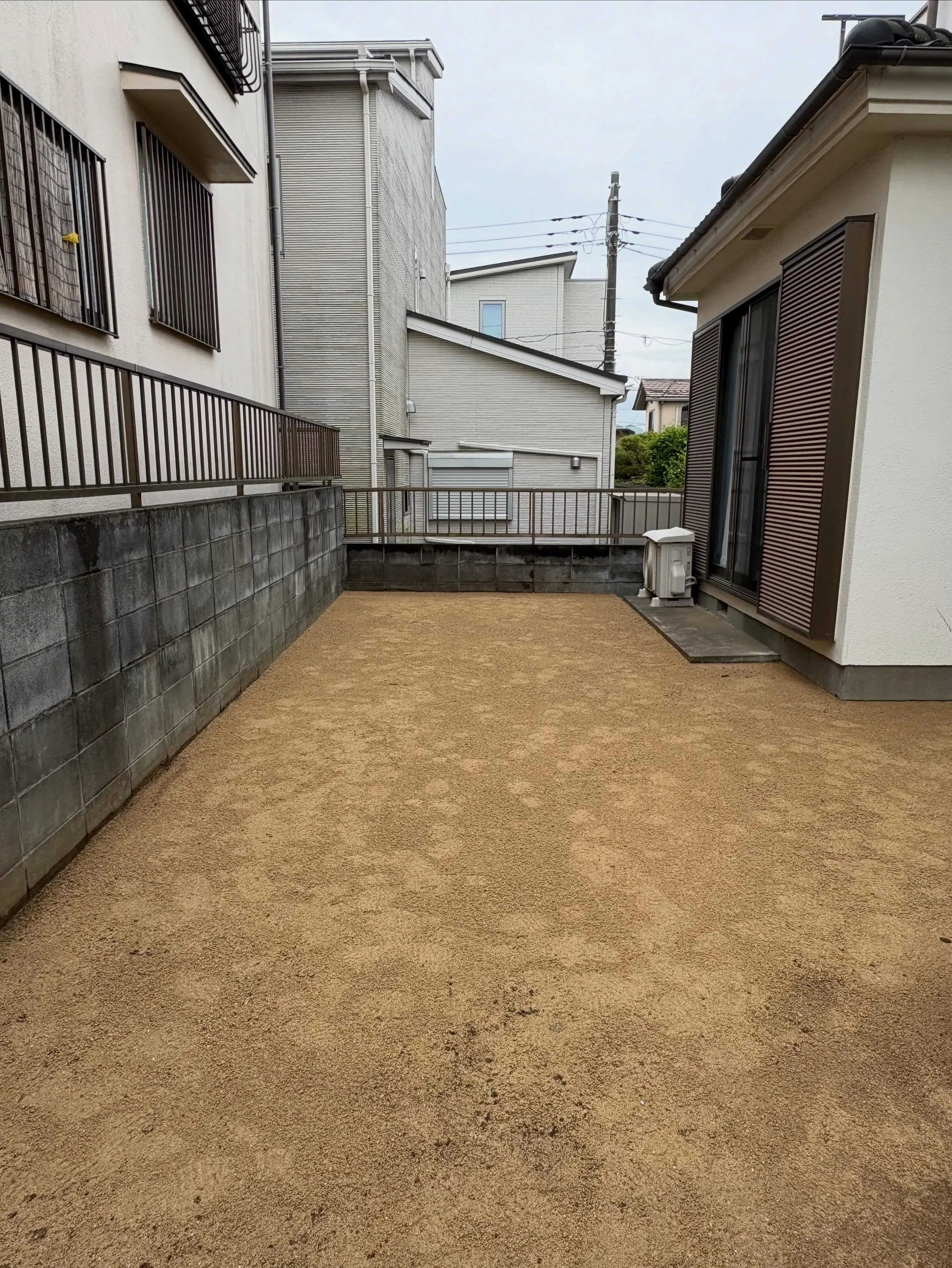 【埼玉県狭山市｜人工芝＋物置設置工事 完了👷‍♂️】✨🌱