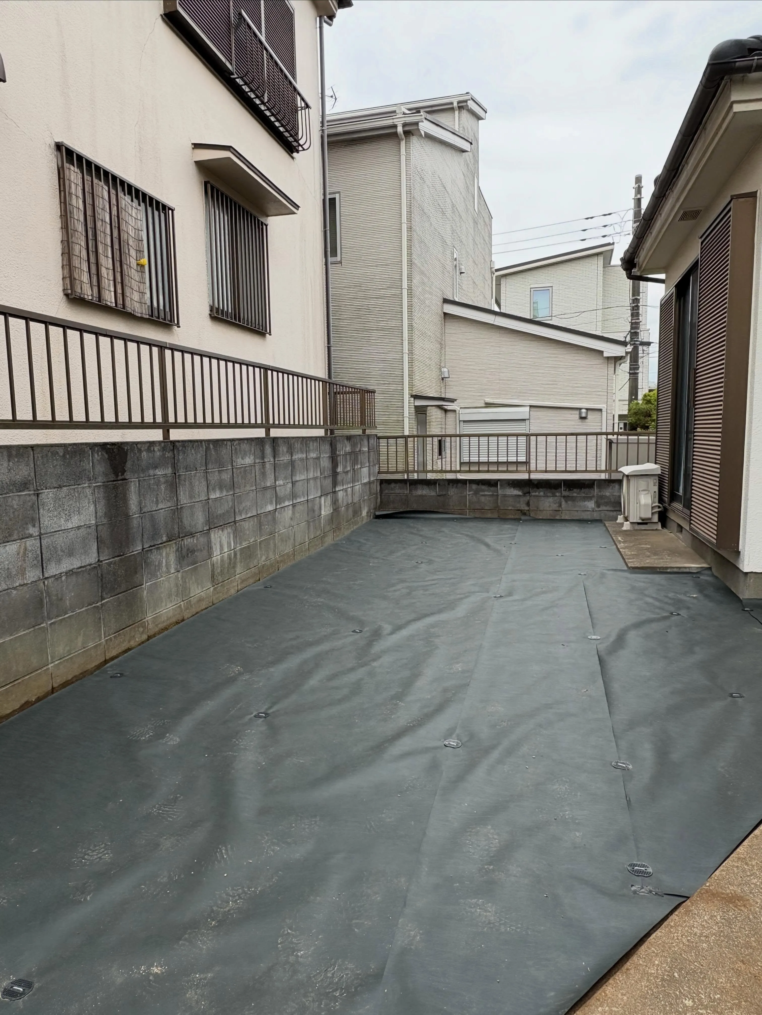 【埼玉県狭山市｜人工芝＋物置設置工事 完了👷‍♂️】✨🌱