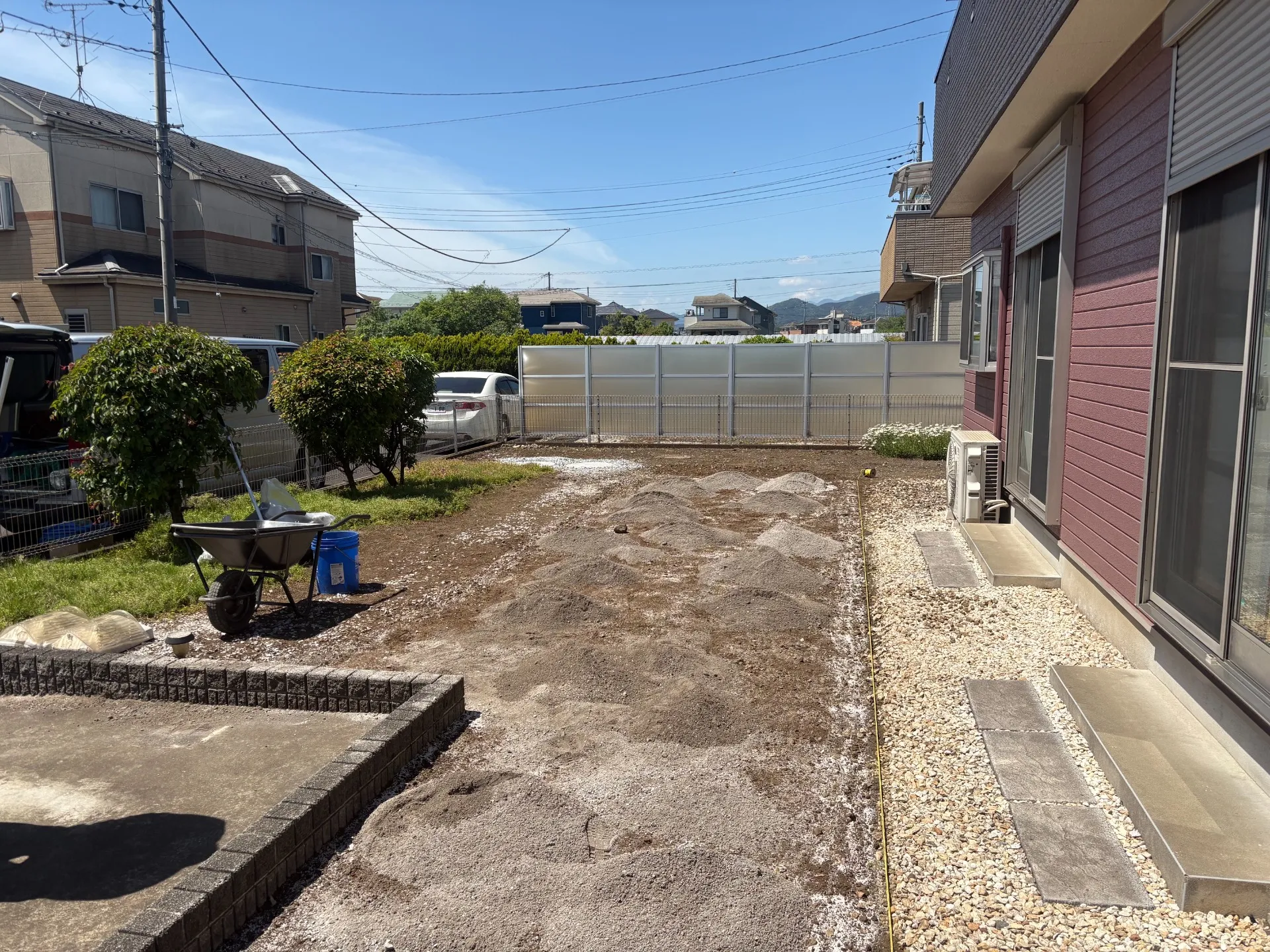 下地砂を全面に敷き詰めます。