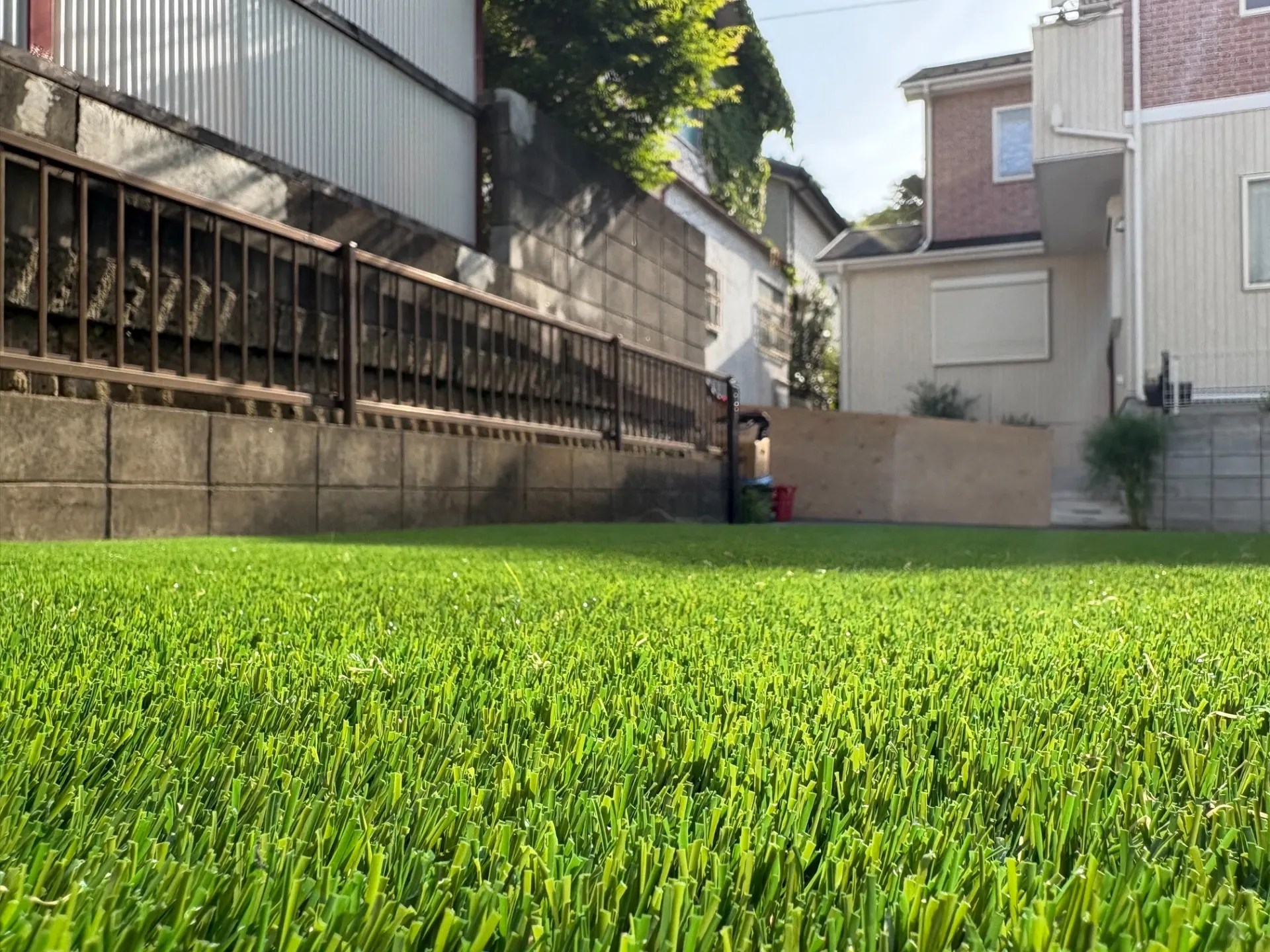 【埼玉県所沢市】「誰に見せても完璧！」プロ品質の人工芝ドッグラン施工｜コンクリート庭リフォーム事例