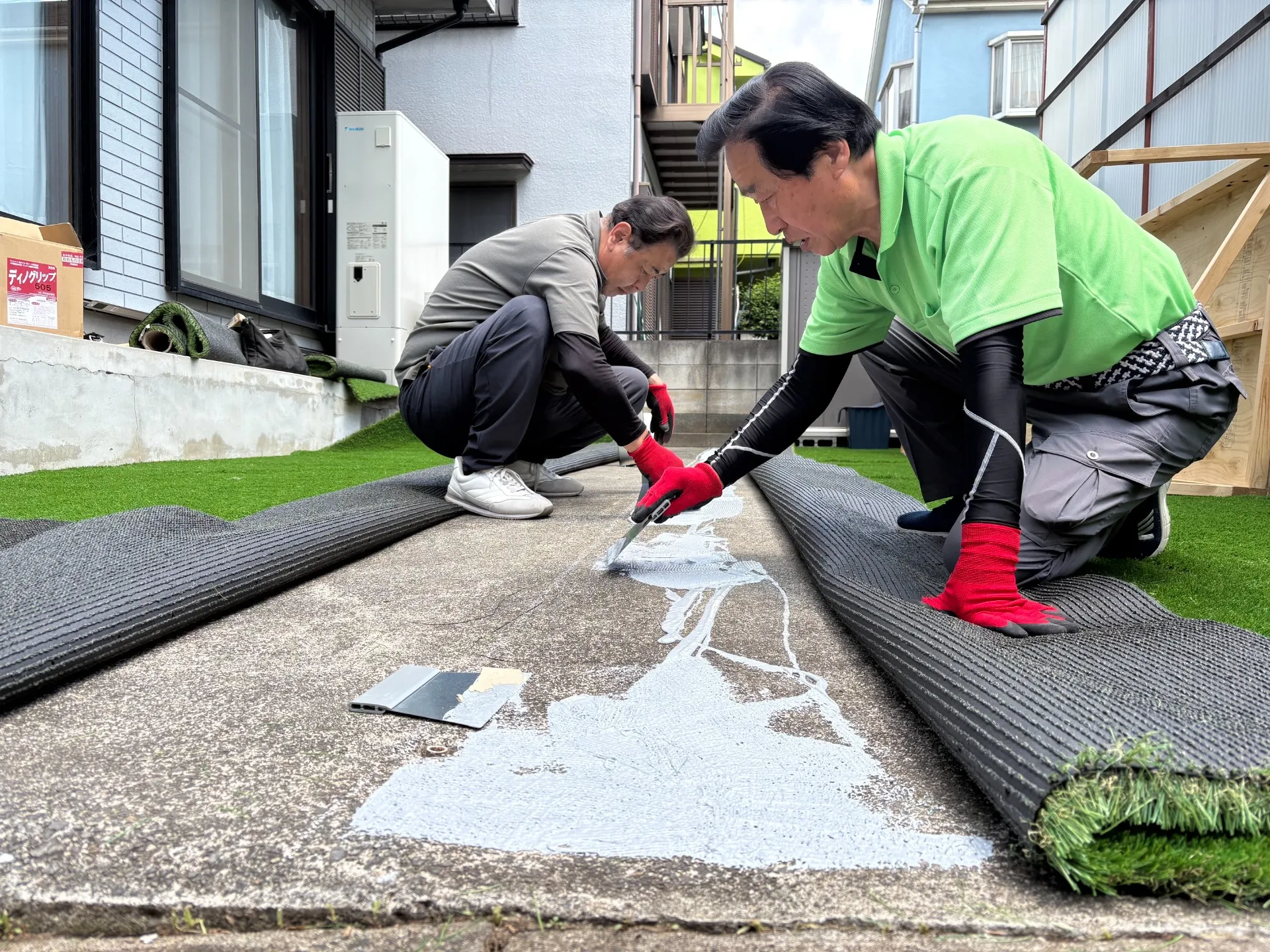 人工芝施工中