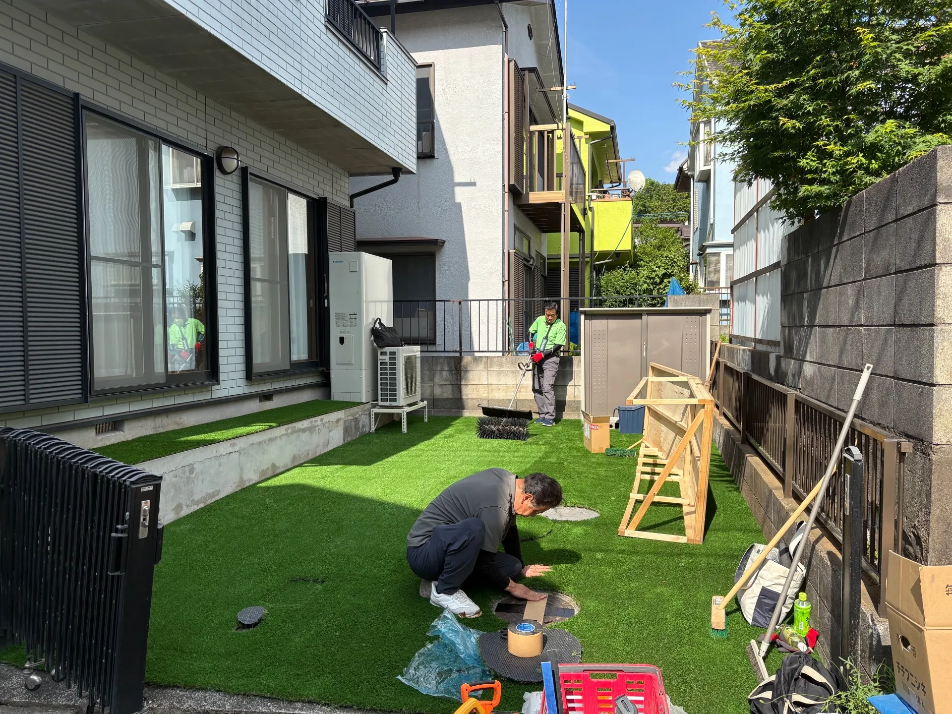 人工芝施工中