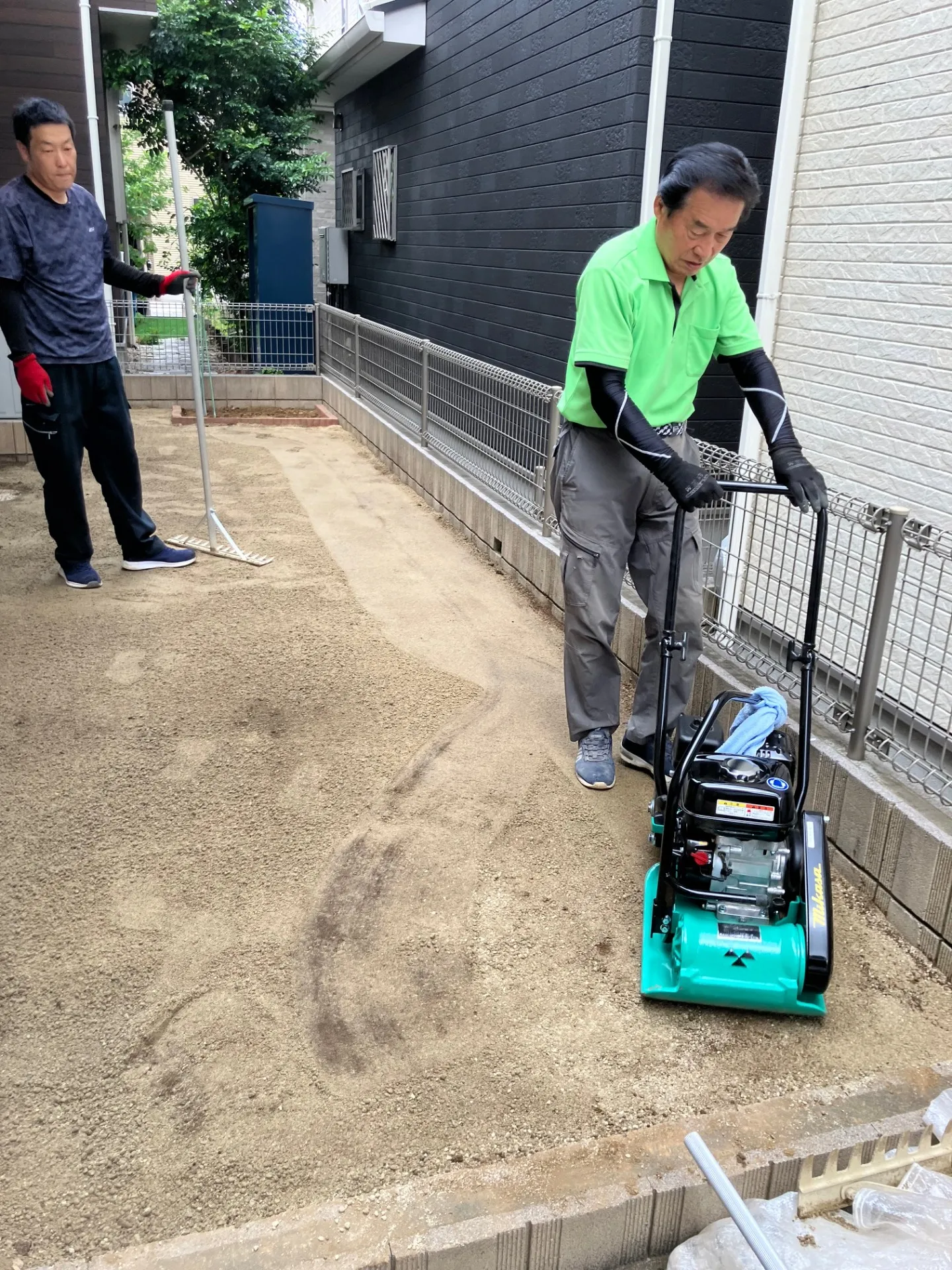 下地砂を入れて転圧・整地