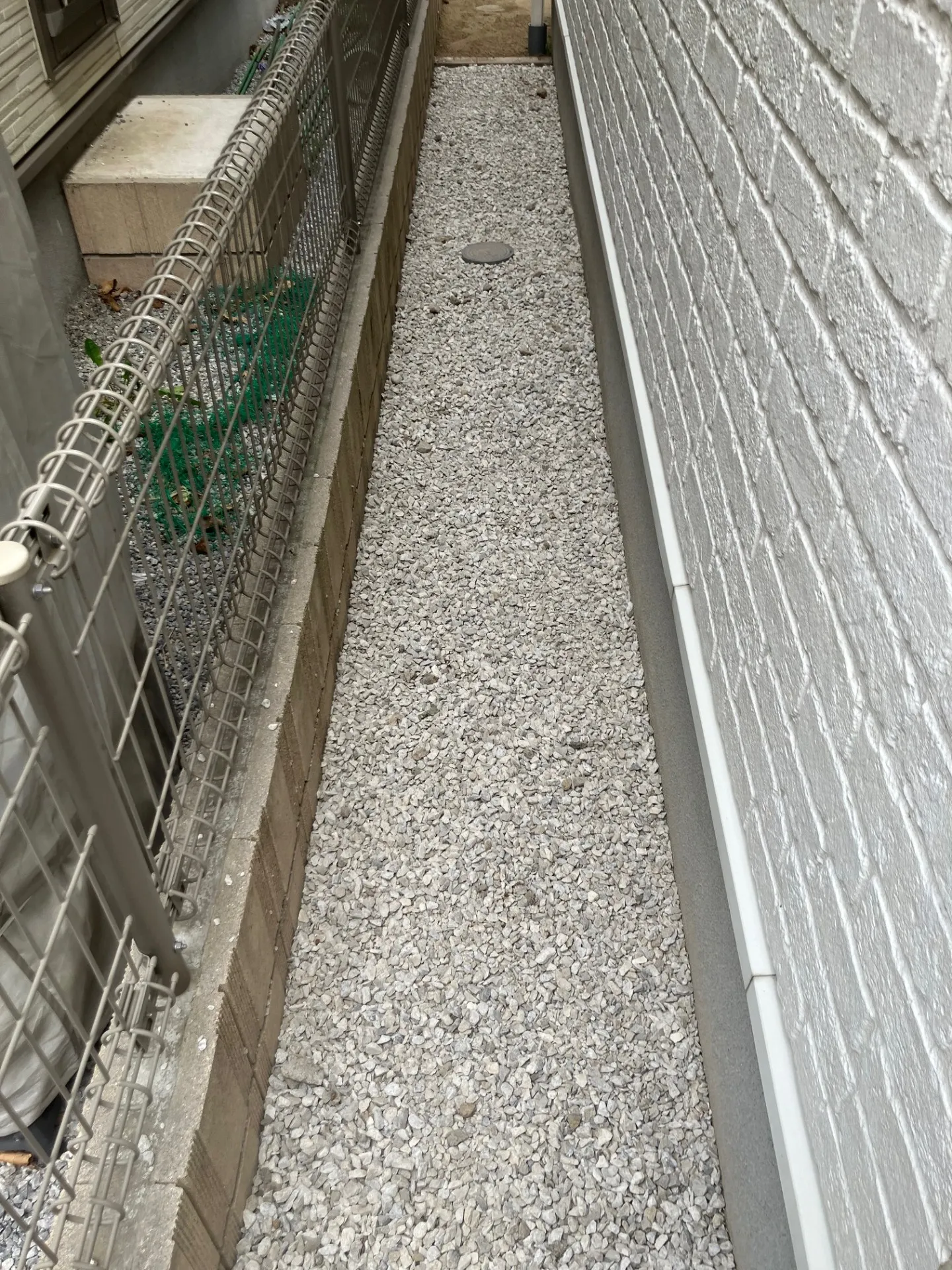防草シートの上に白砂利を戻して完了