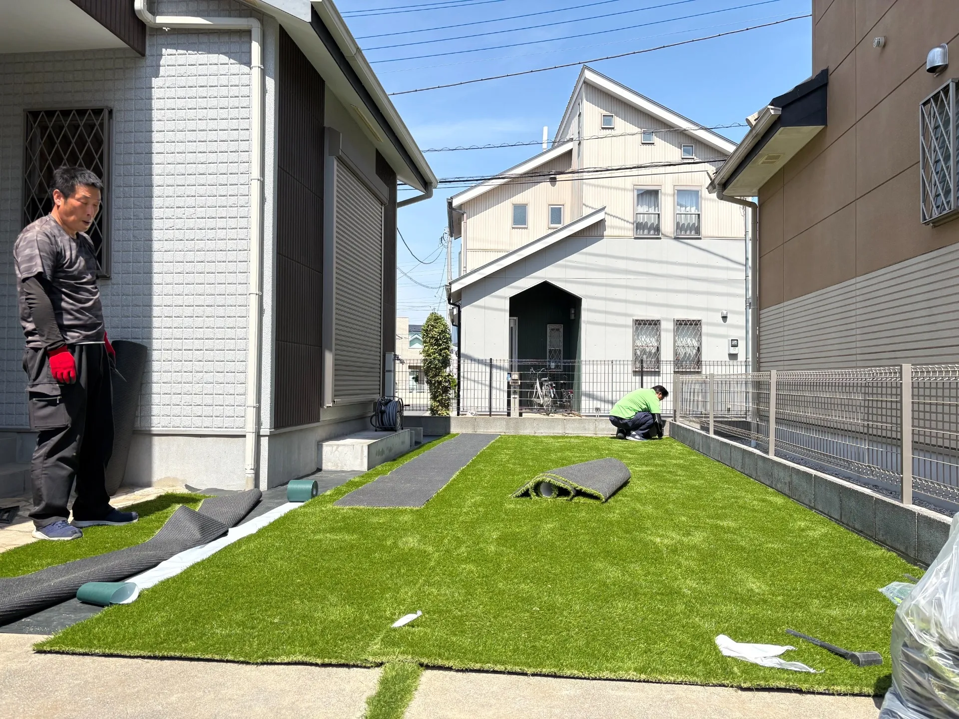 【埼玉県鴻巣市】天然芝と雑草だらけのお庭を全面リフォーム｜人工芝施工＋砂利下防草シートで“草むしり不要”の快適なお庭へ