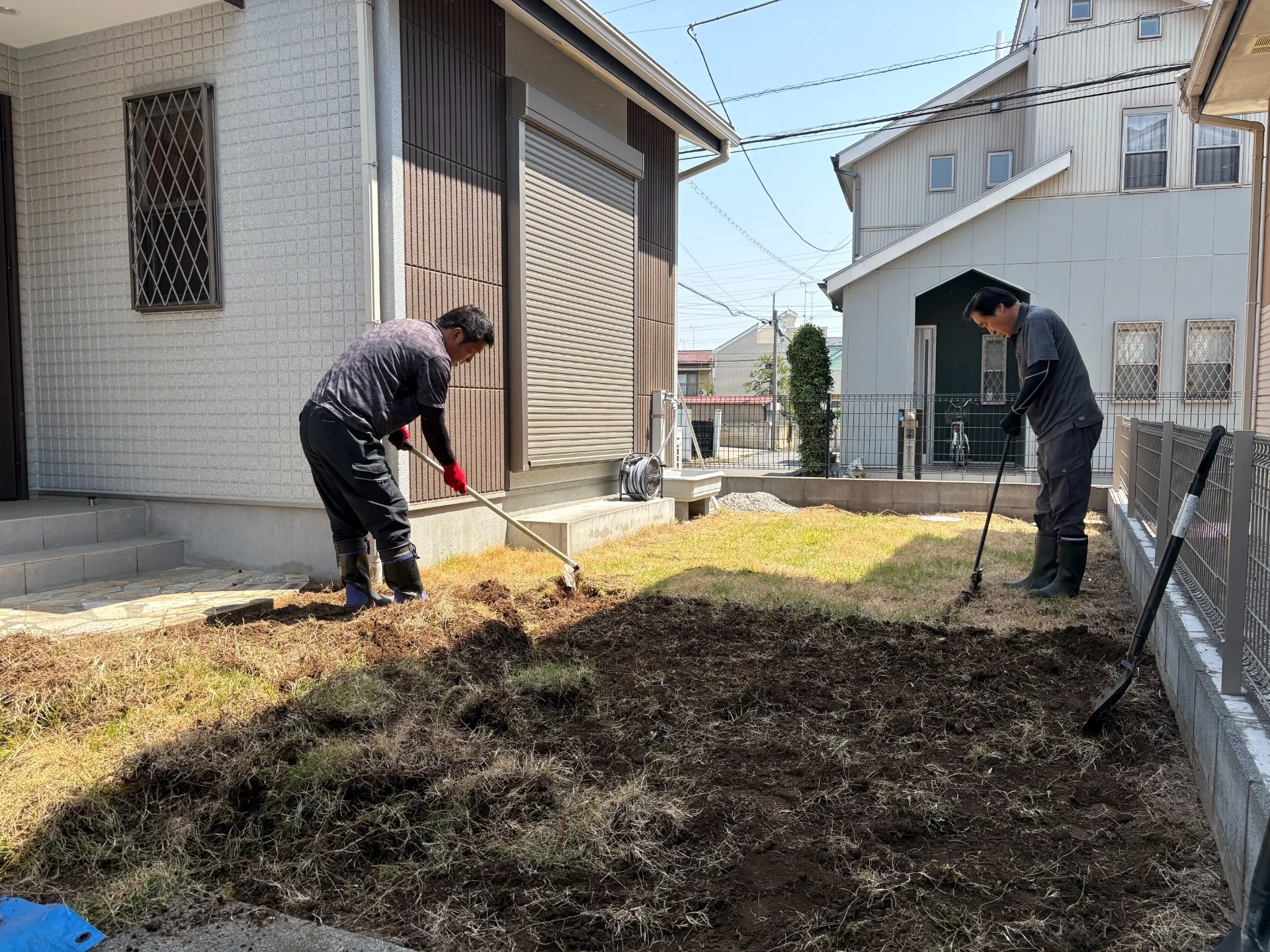 芝生を剥がします。