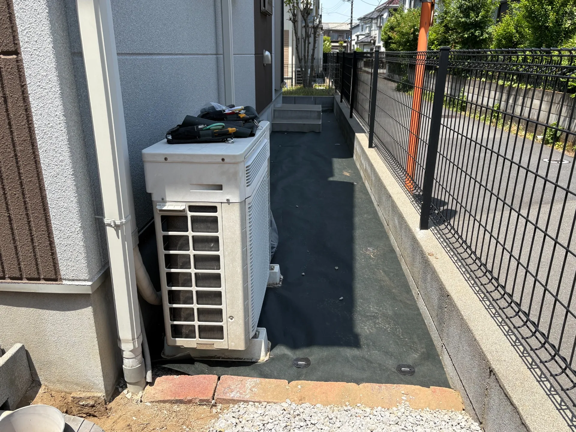 砂利エリアも全面防草シート敷設