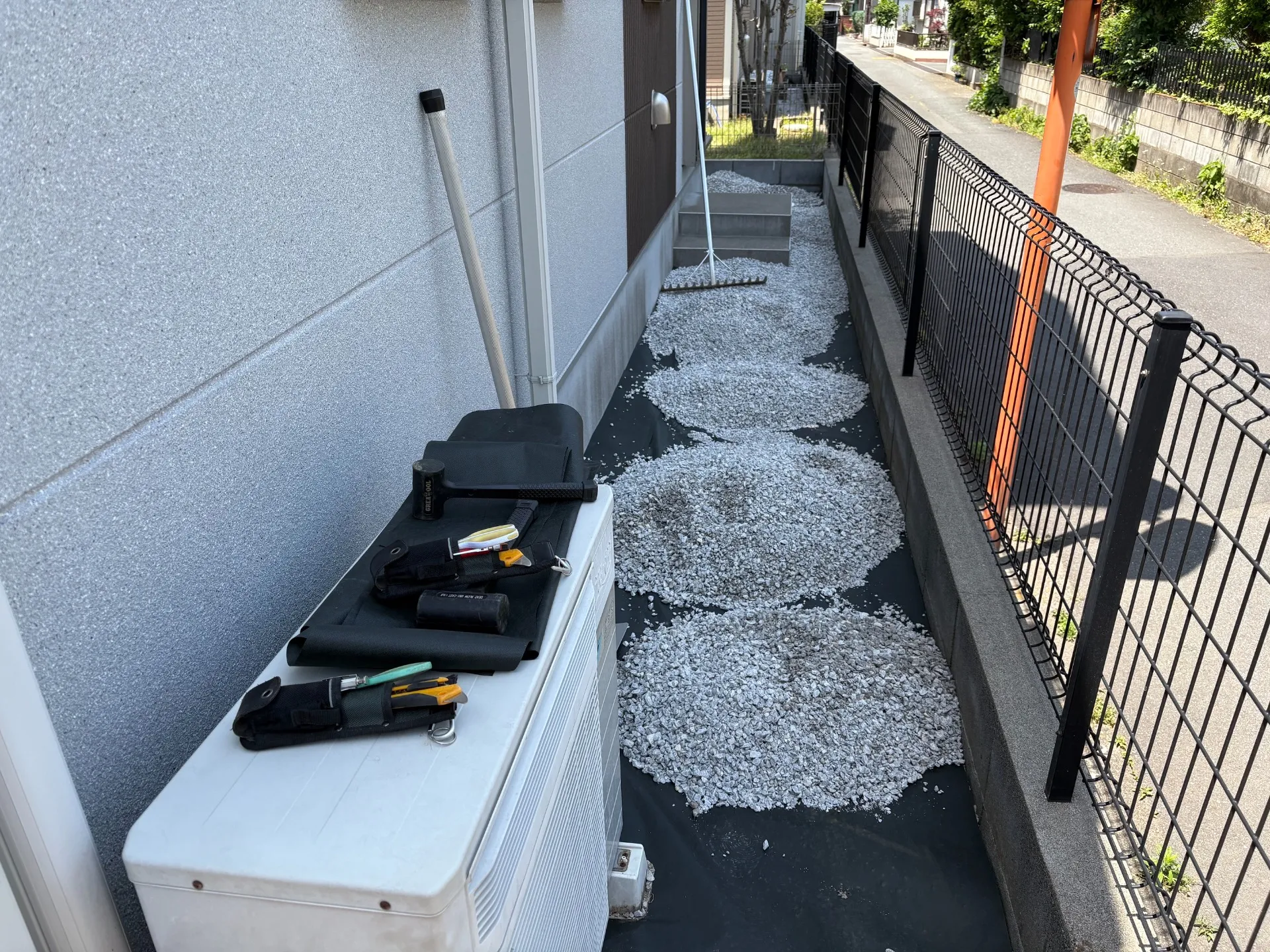 新しい白砂利を入れます。