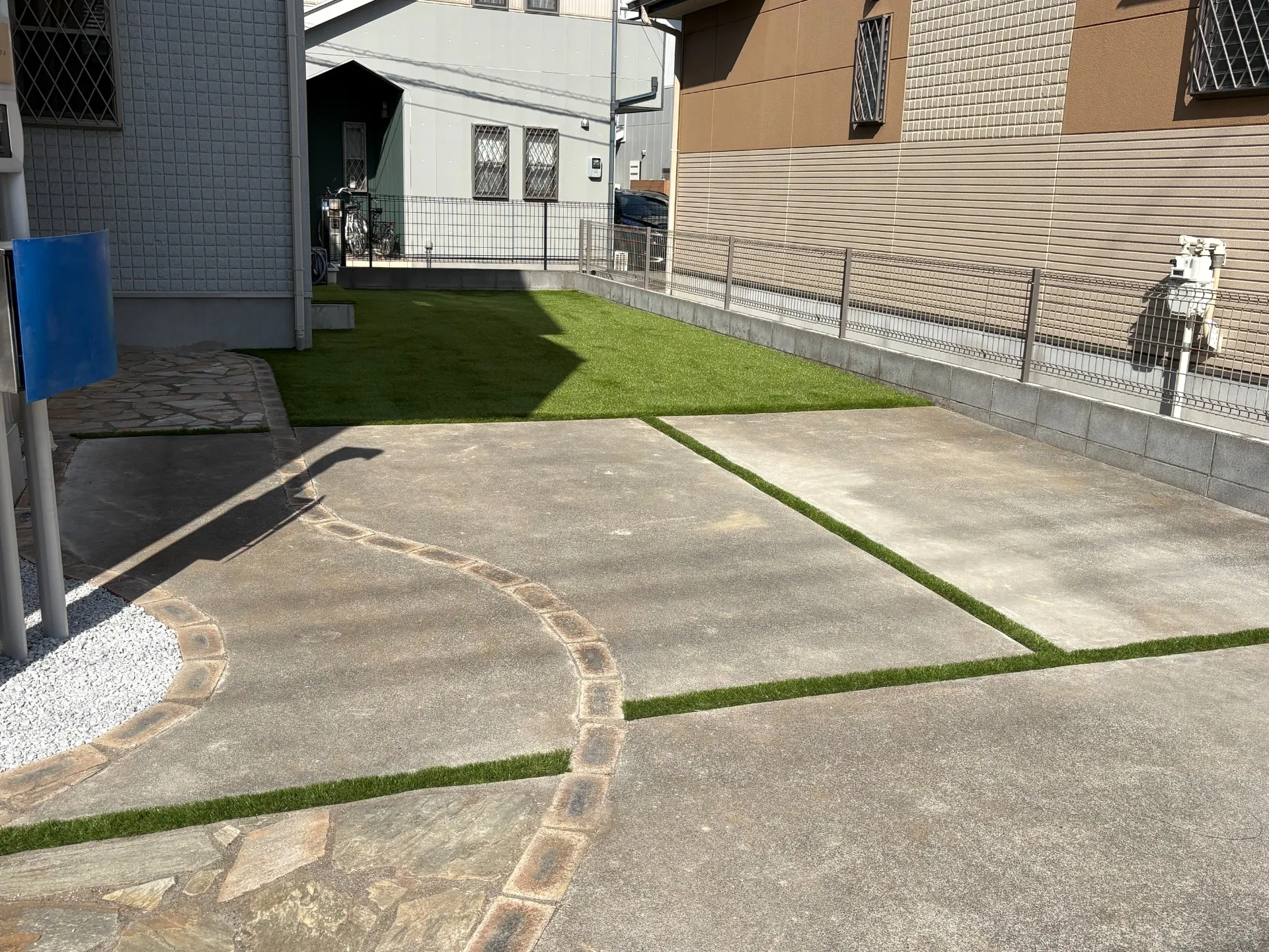 人工芝の綺麗なお庭が完成