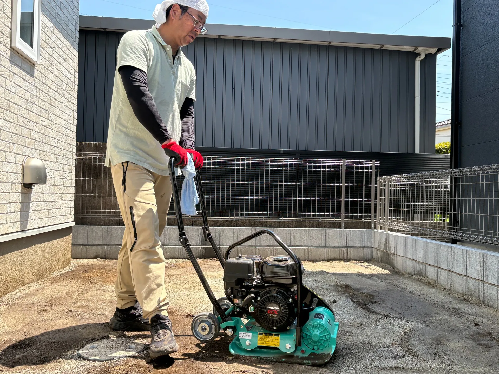 下地砂を入れて丁寧に転圧・整地