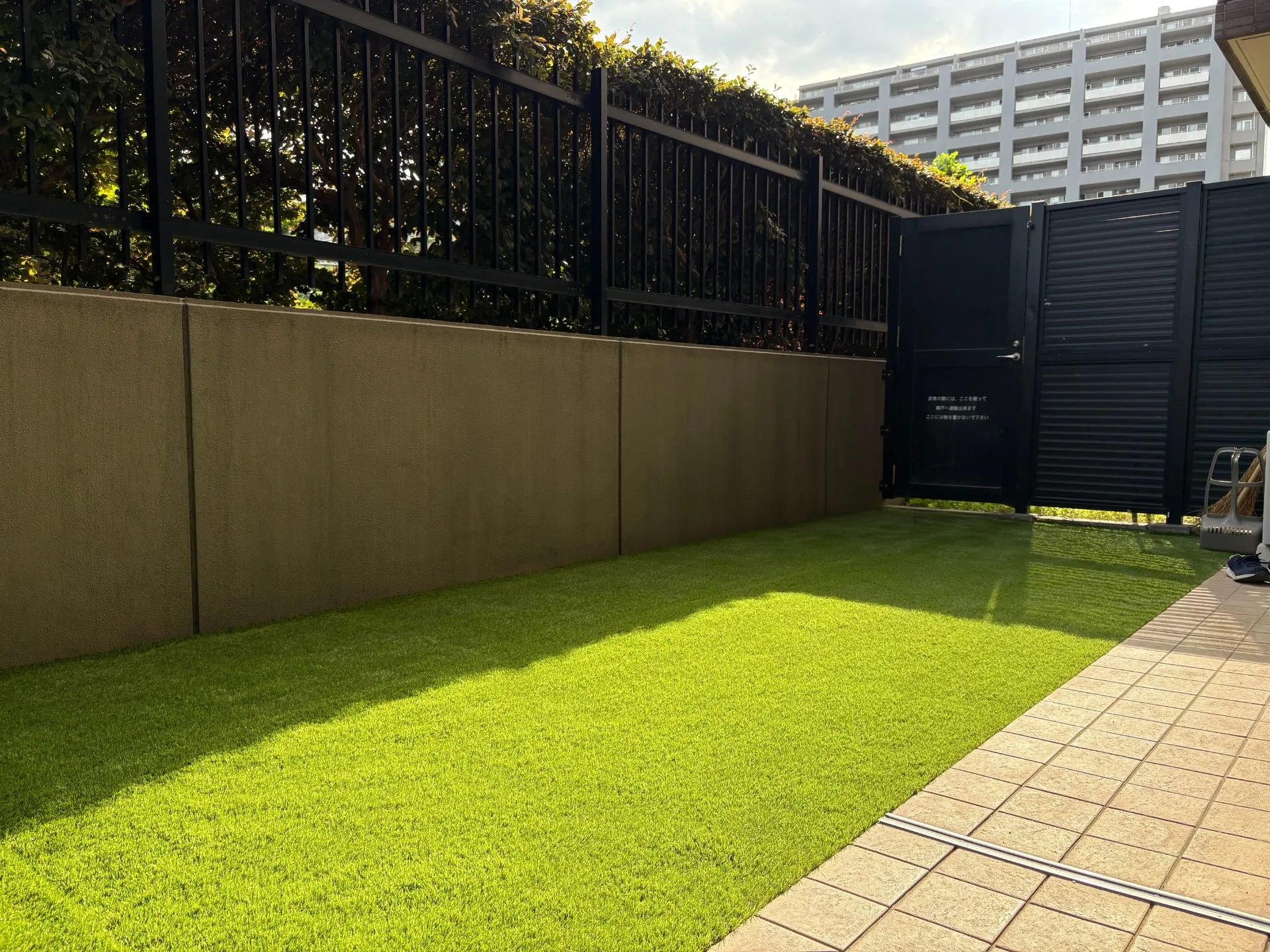 【埼玉県志木市】防草シートと雑草が生えてしまったマンション専用庭が大変身!人工芝施工でお子様が裸足で遊べる快適空間へ|大満足の口コミをいただきました