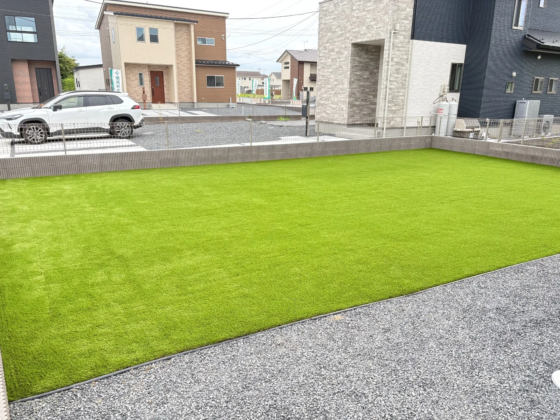 【埼玉県加須市の人工芝施工事例】84㎡の広いお庭を雑草対策＆メンテナンスフリー化｜新築住宅のお庭に高品質人工芝を施工