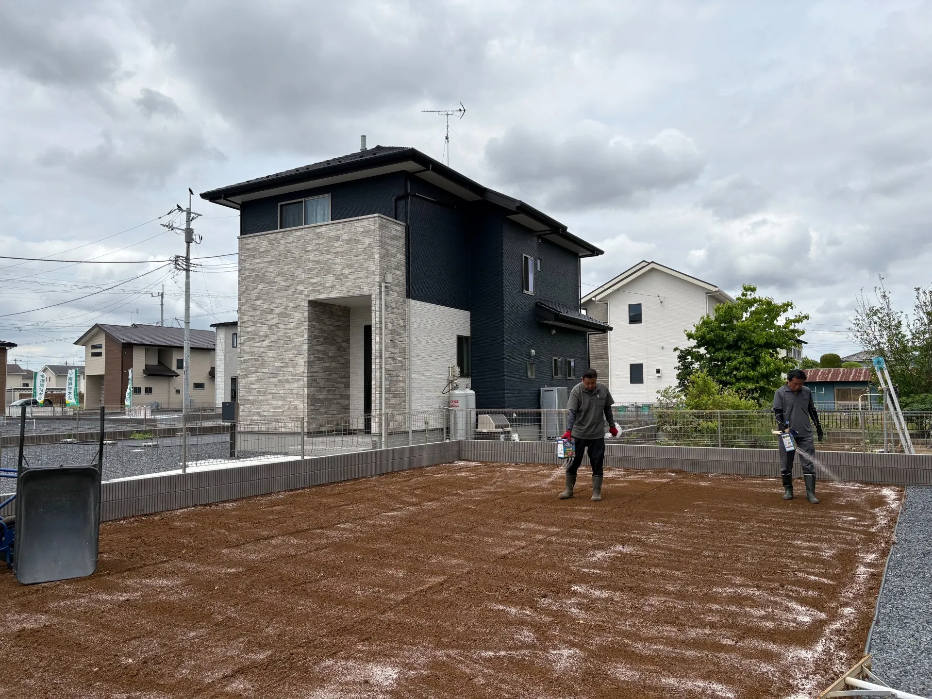 既存の防草シート撤去・除草剤散布・簡易整地