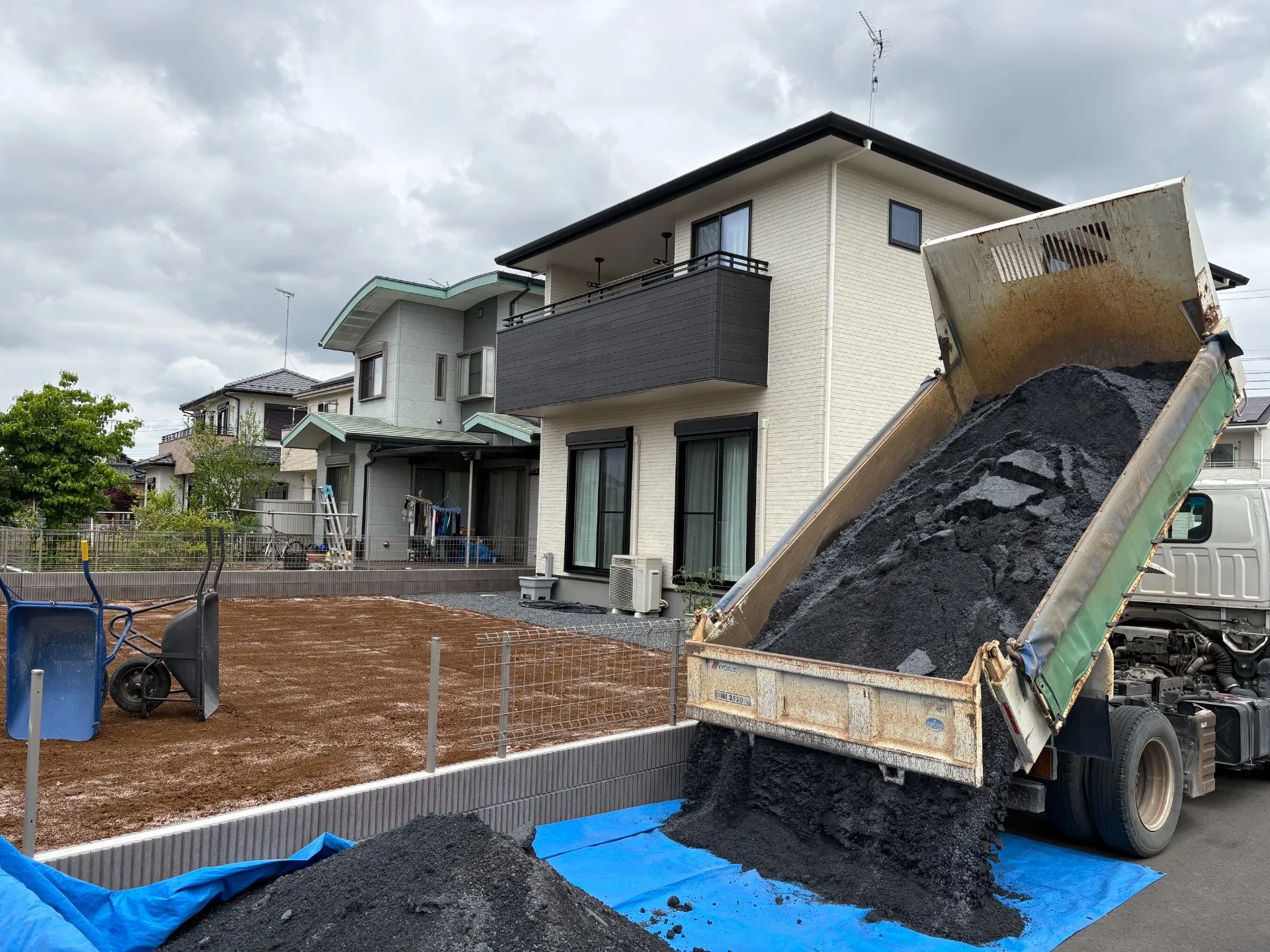 地盤の状況に合わせた下地砂を搬入