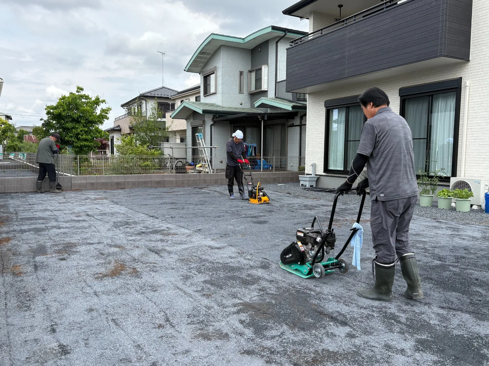 しっかりと転圧し整地していきます