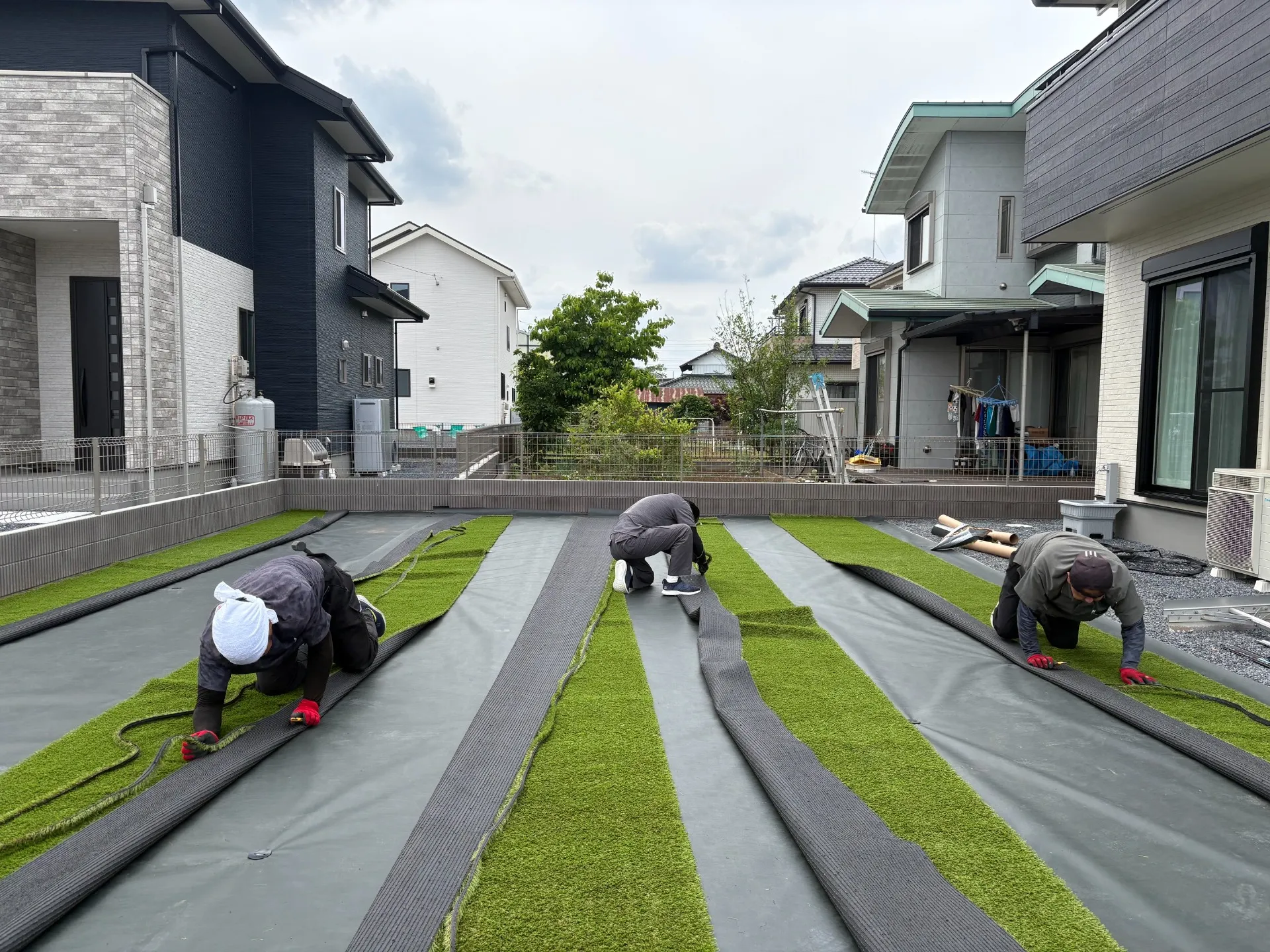 人工芝の繋ぎ目を丁寧にカット処理します