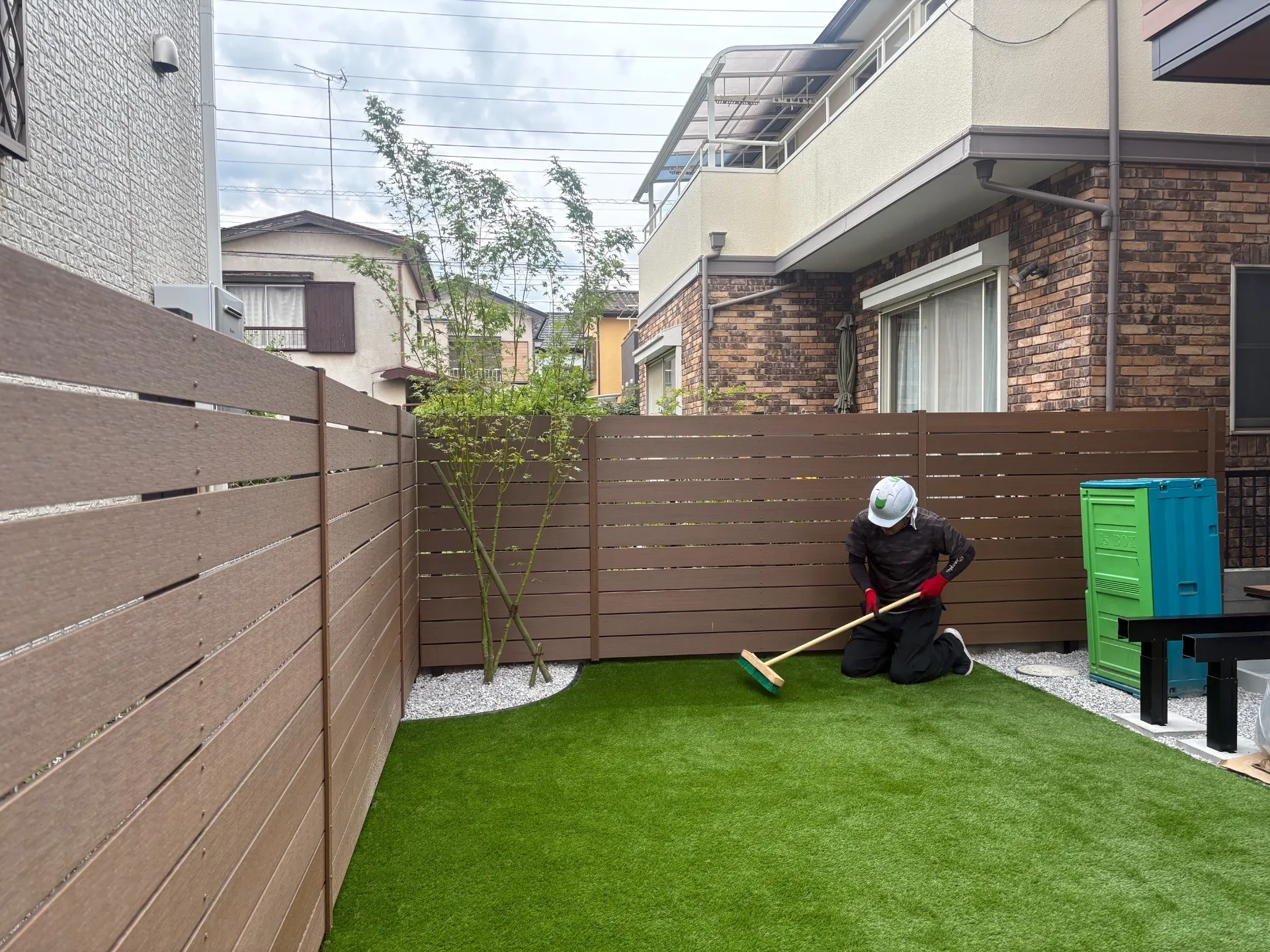 ブラシで人工芝を整えて完了です。