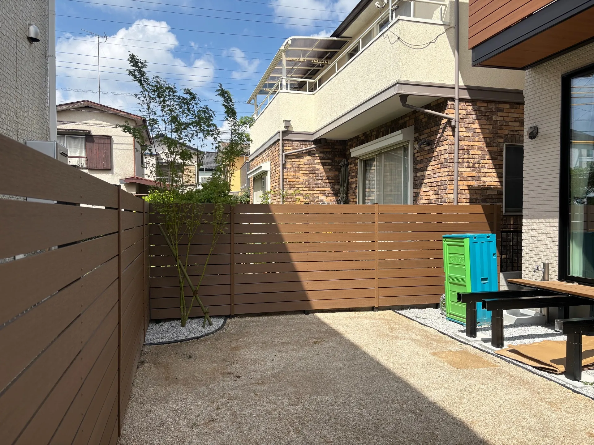 山砂を敷き転圧・整地していきます
