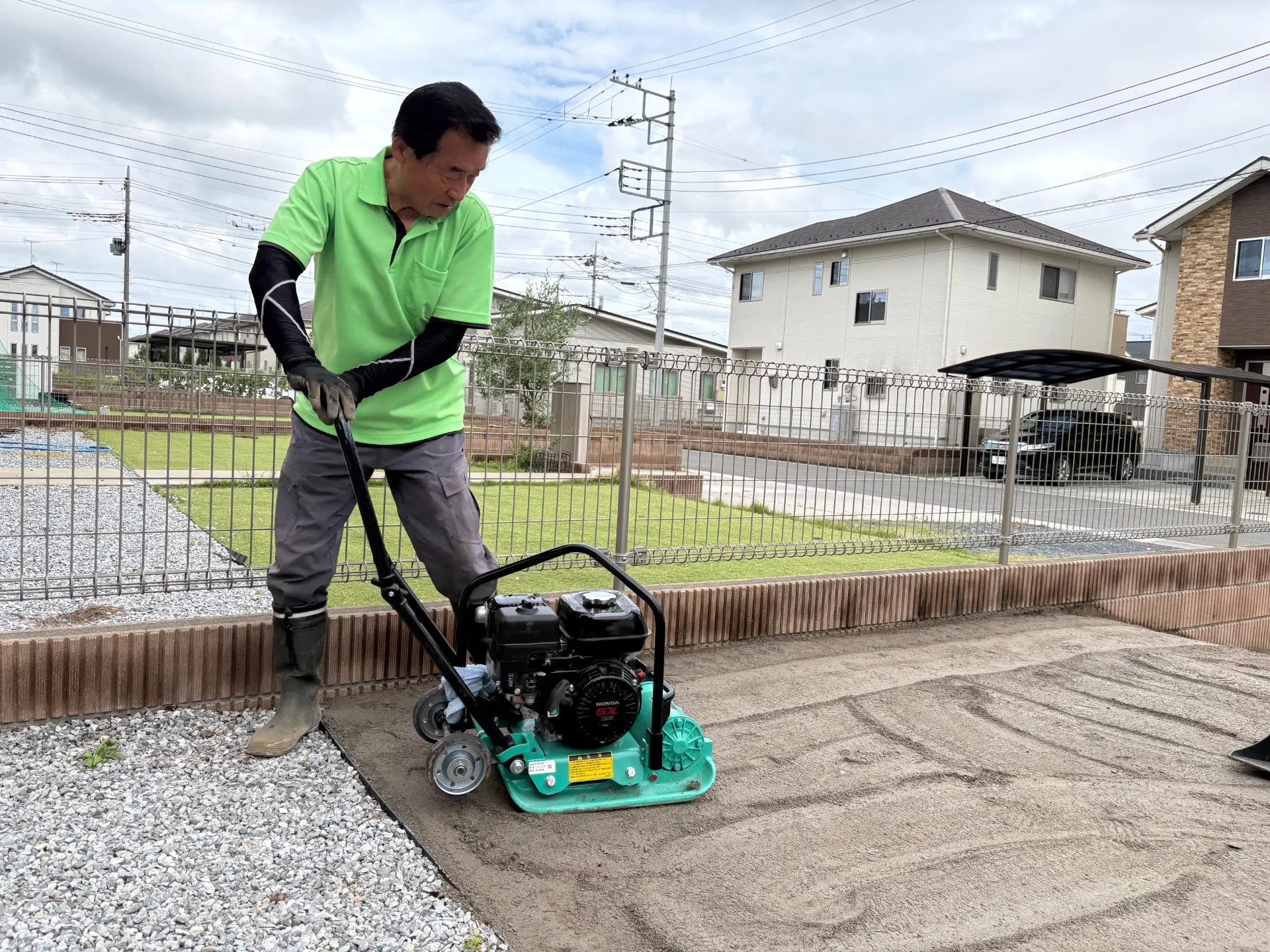 しっかりと転圧・整地していきます
