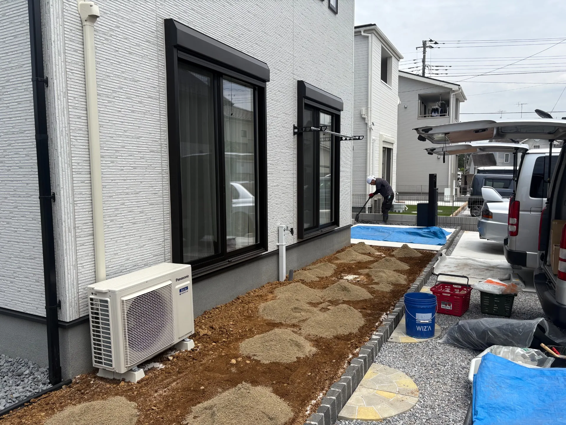 人工芝の下地に山砂を敷き詰めます。