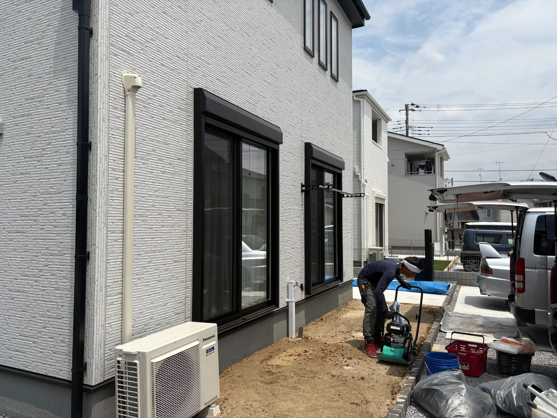 水勾配を取り転圧・整地していきます