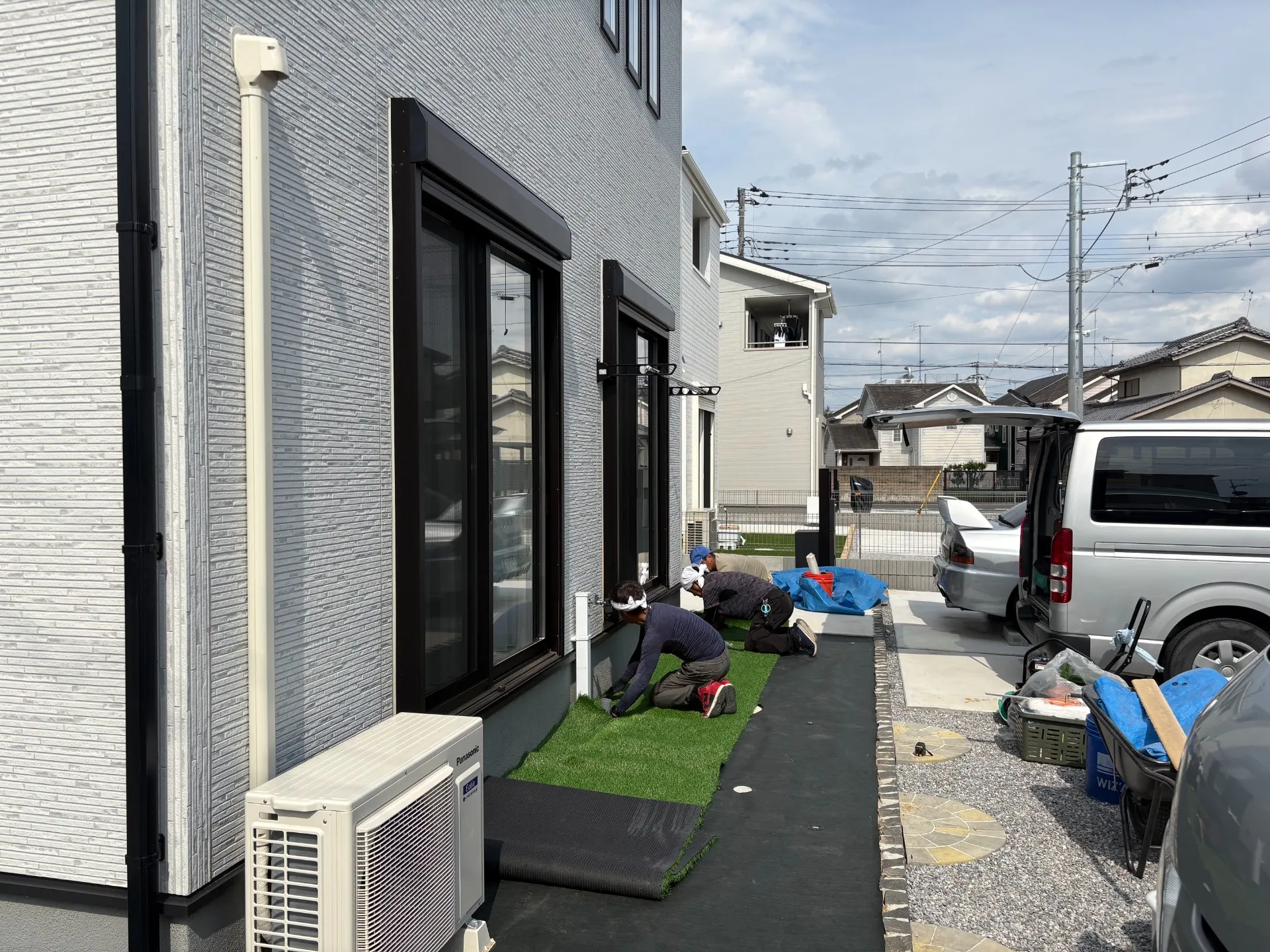 高耐久防草シート敷設・人工芝施工中