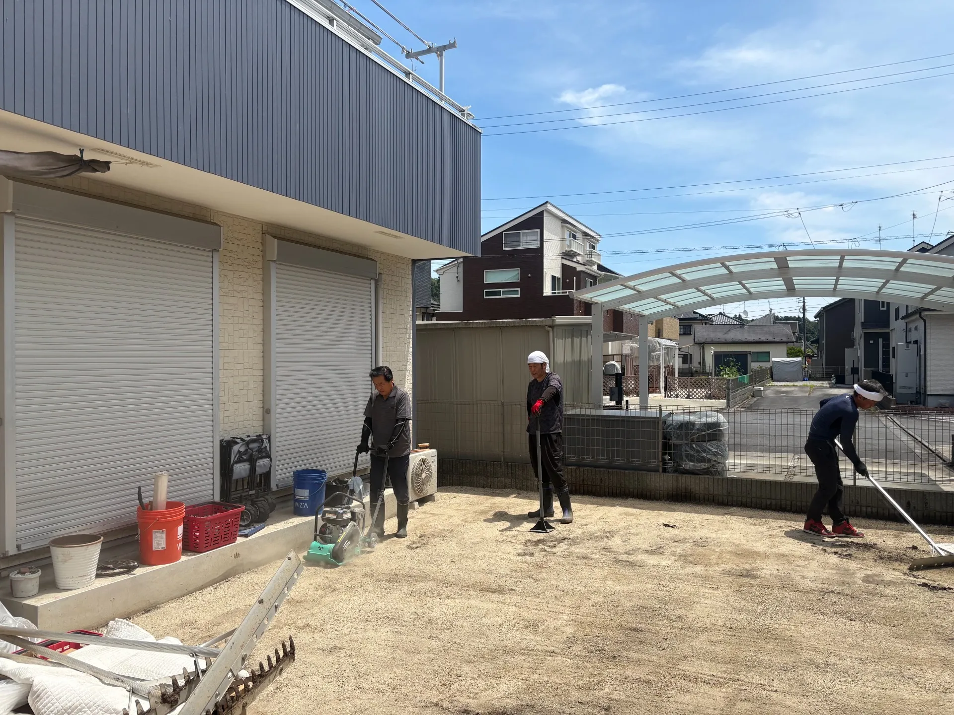 下地をしっかりと転圧・整地していきます