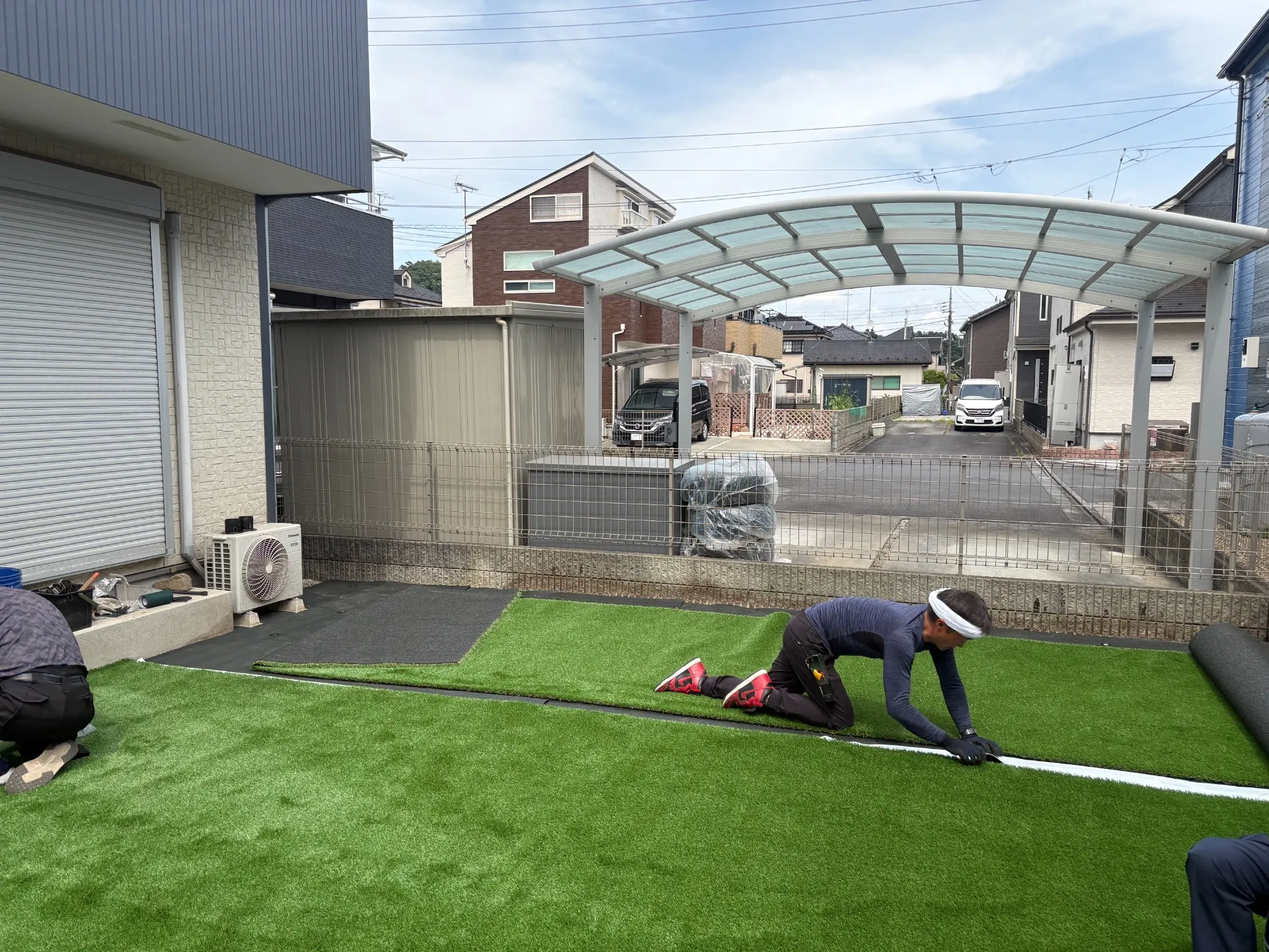 人工芝施工中